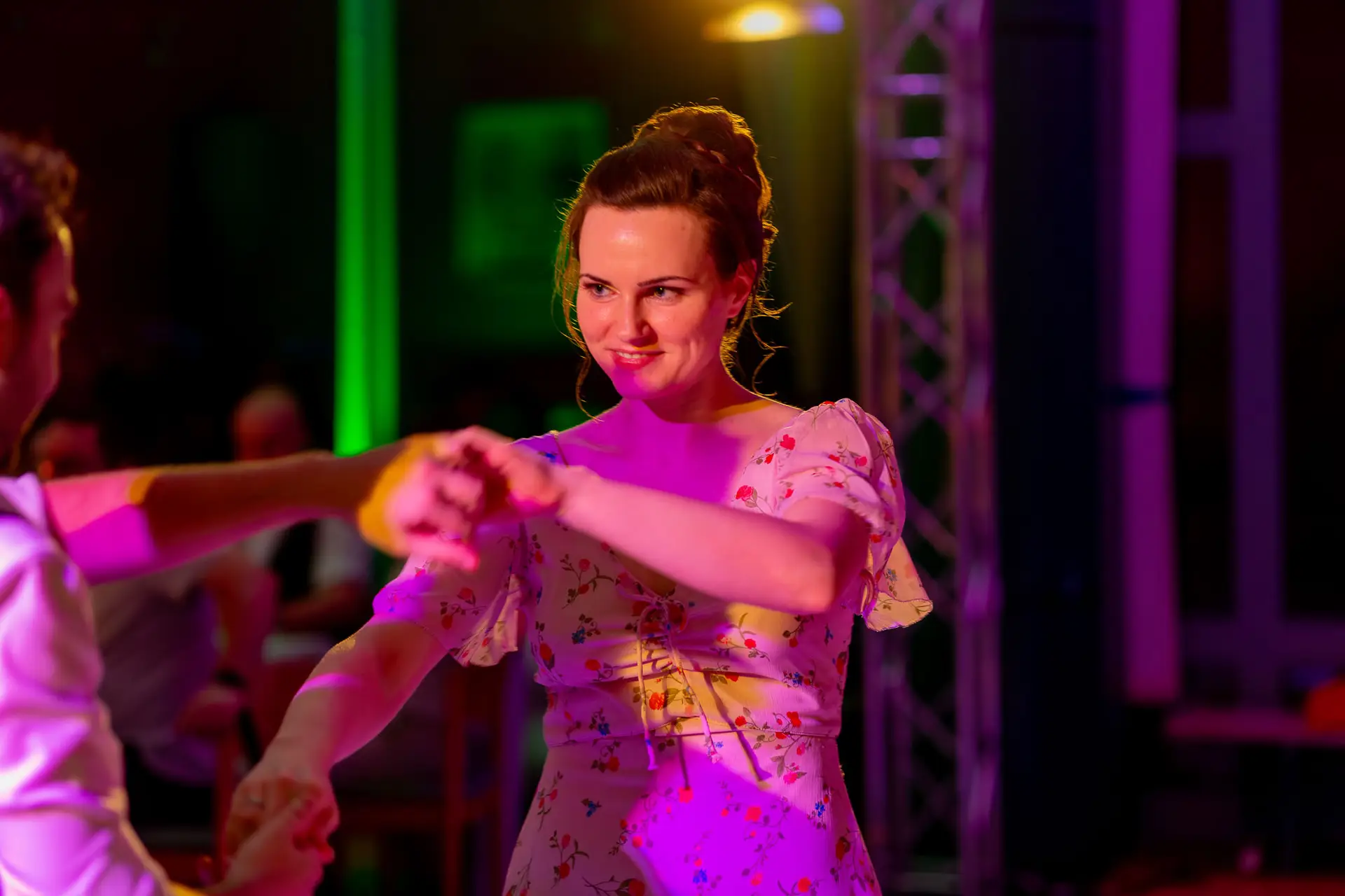 Familie und Freunde feiern im Saal und Garten der St. Nikolaus Kirche Mannheim