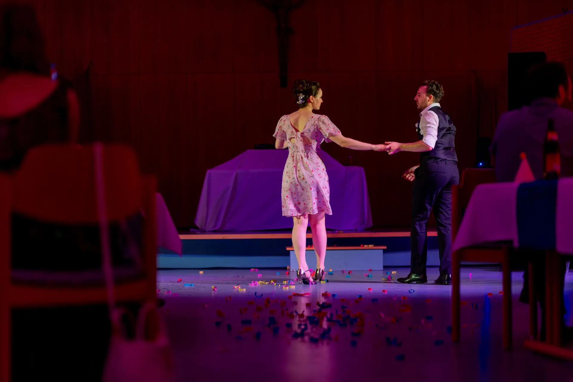 Brautpaar Julia und Dennis betritt tanzend den Saal unter dem Applaus der Gäste