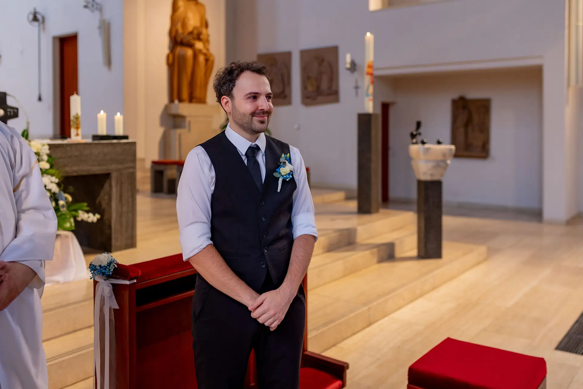 Trauzeremonie mit Hochzeitsgästen in der St. Nikolaus Kirche Mannheim-Neckarstadt