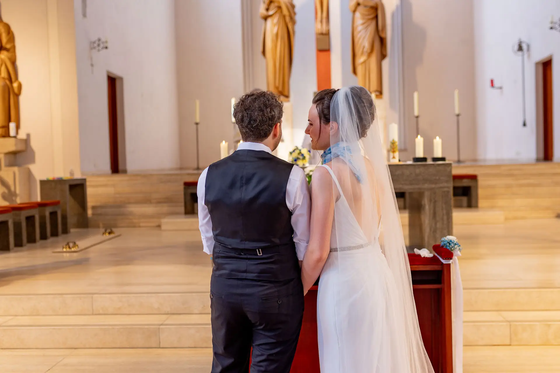 Brautpaar Julia und Dennis vor dem Altar der St. Nikolaus Kirche Mannheim
