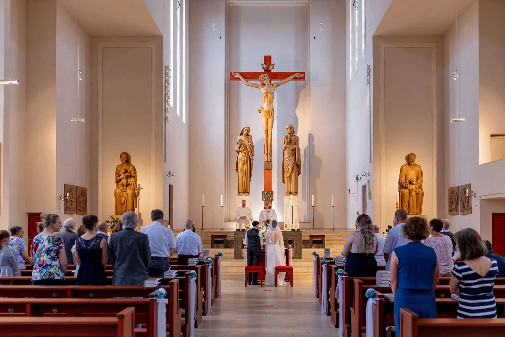 Feierliche Trauungsszene – Julia und Dennis vor dem Altar der St. Nikolaus Kirche Mannheim