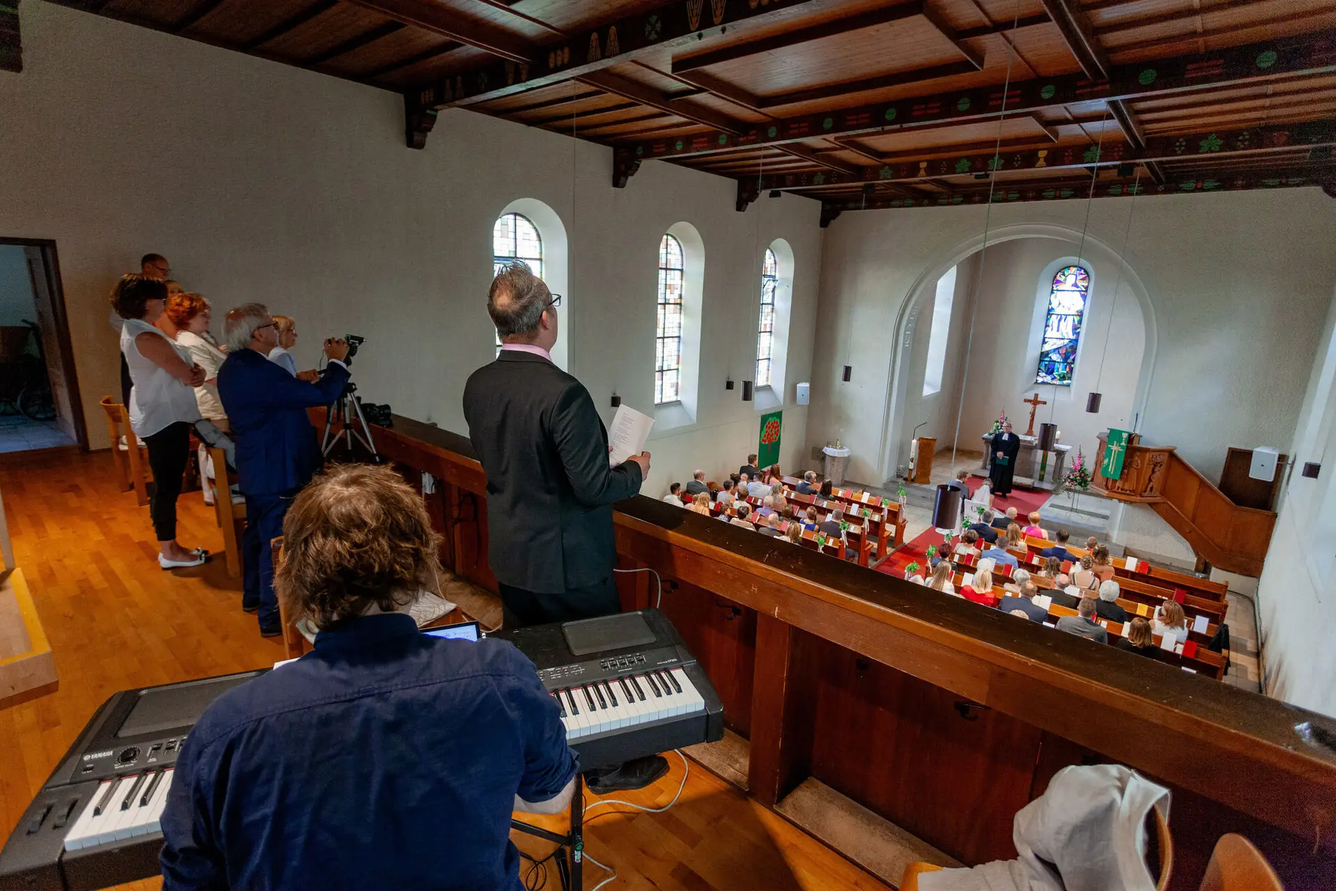 Brautpaar am Altar der Auferstehungskirche Mannheim während der Trauung