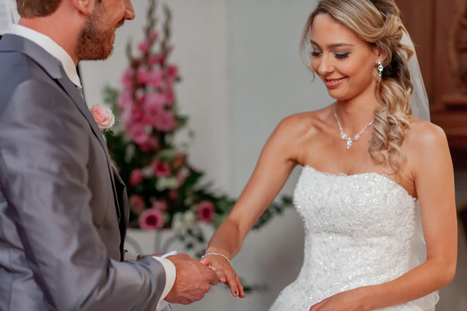 Emotionale Momente während der kirchlichen Trauung Mannheim