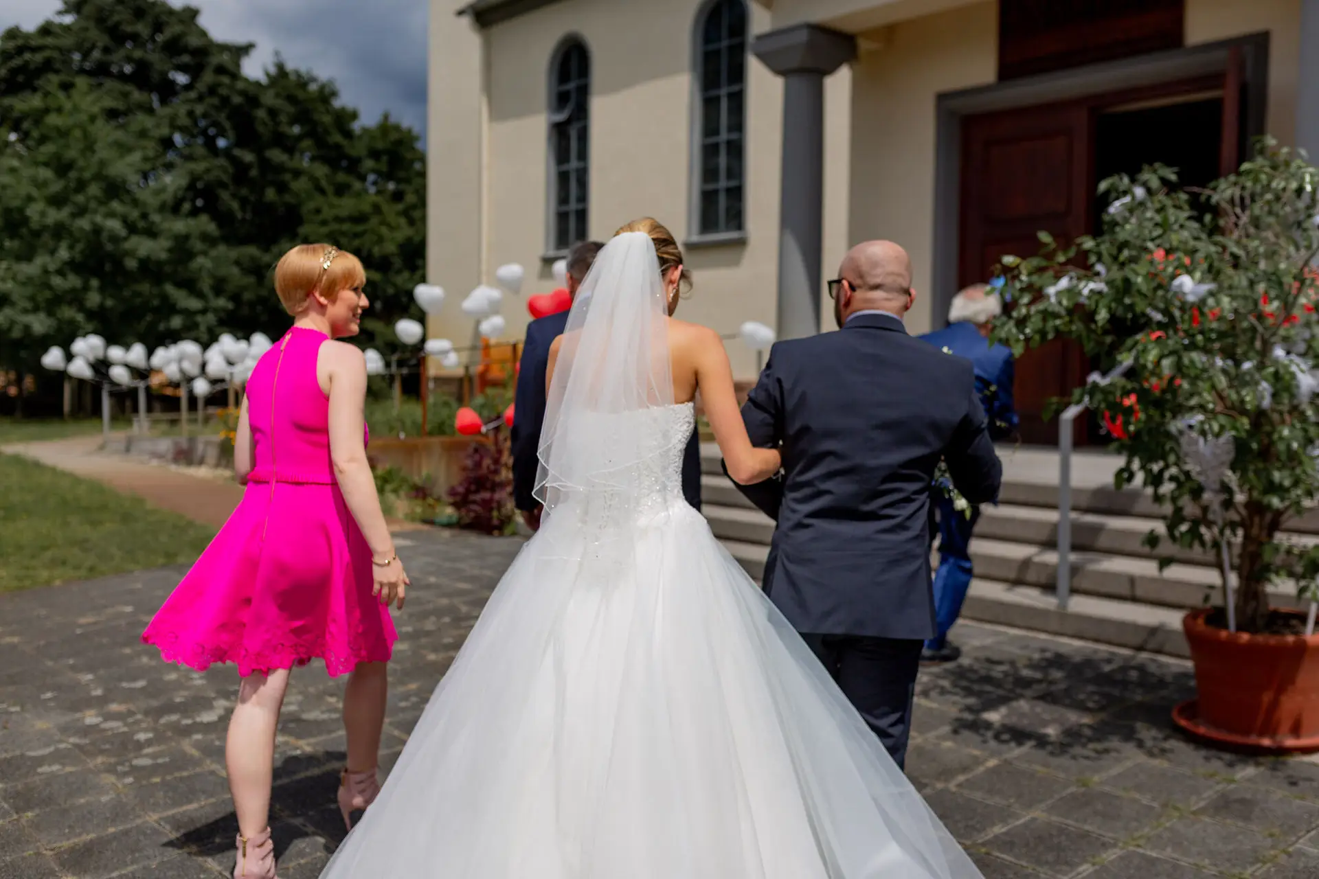 Blick von der Empore auf die Trauung in der Auferstehungskirche mit Livemusik