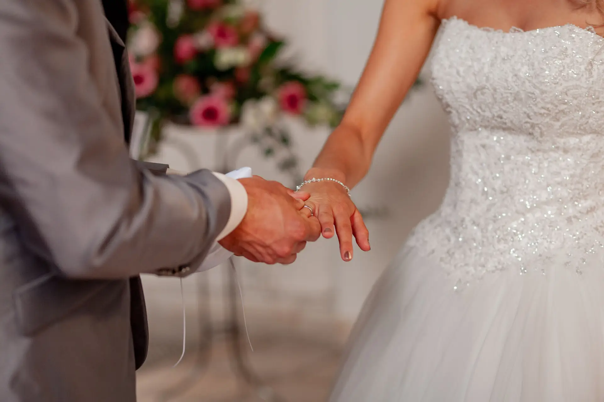 Nahaufnahme Händehalten und Ringwechsel bei der Trauung in der Auferstehungskirche