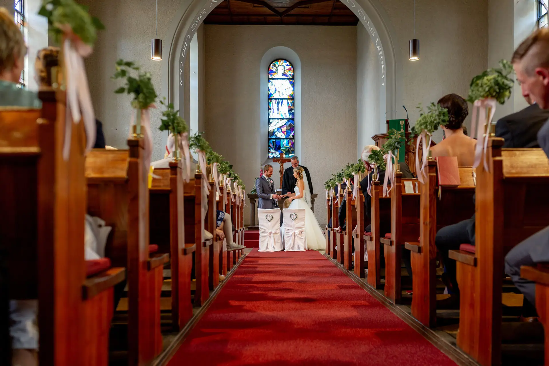 Nahaufnahme Händehalten des Brautpaars während der kirchlichen Trauung
