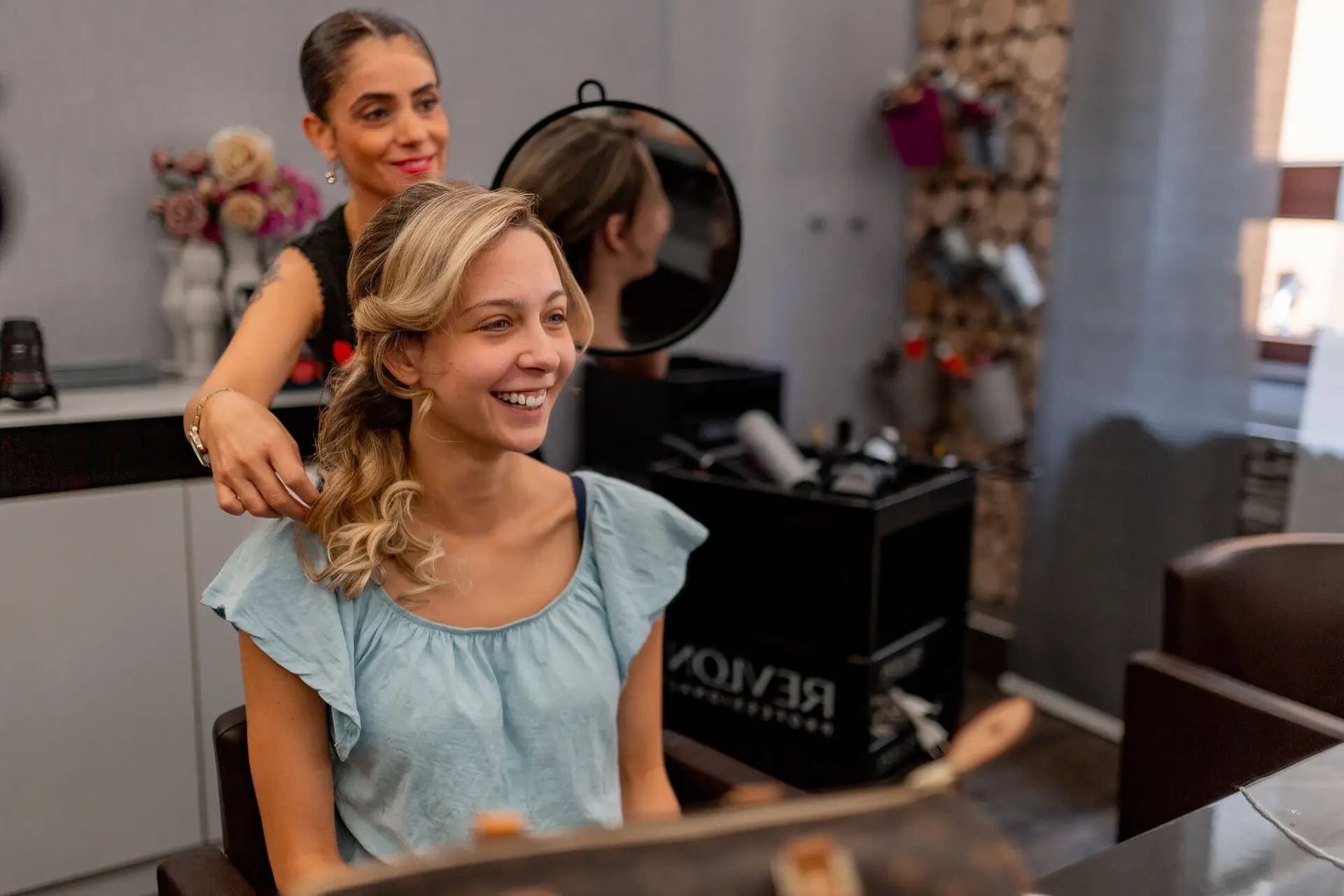 Braut beim Friseur Vorbereitung zur Hochzeit