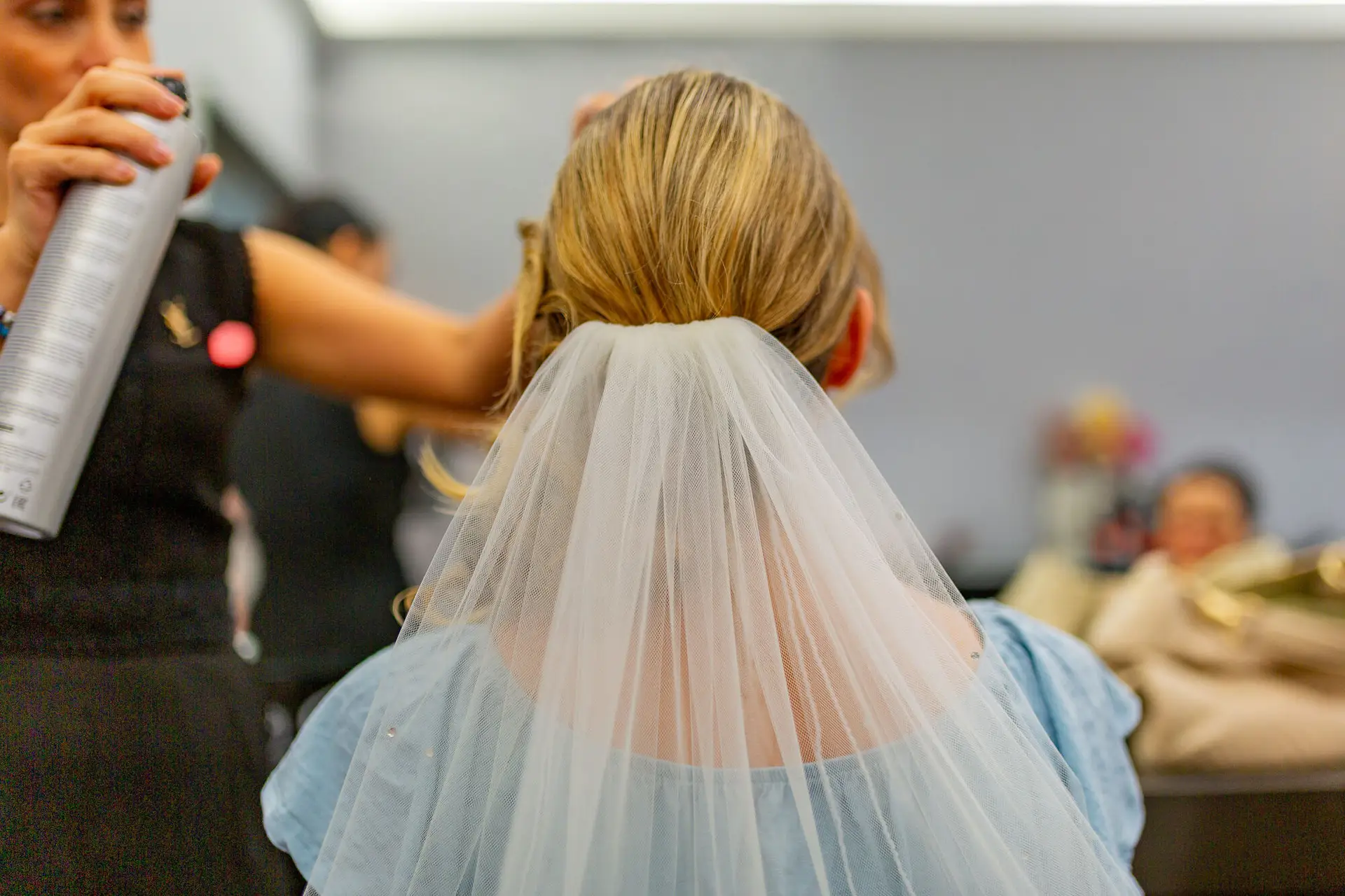 Braut beim Getting Ready Friseur Reza Shari Mannheim