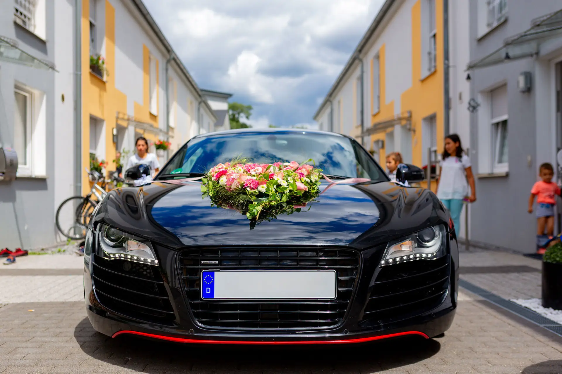 Hochzeitsauto mit Blumenschmuck auf der Motorhaube