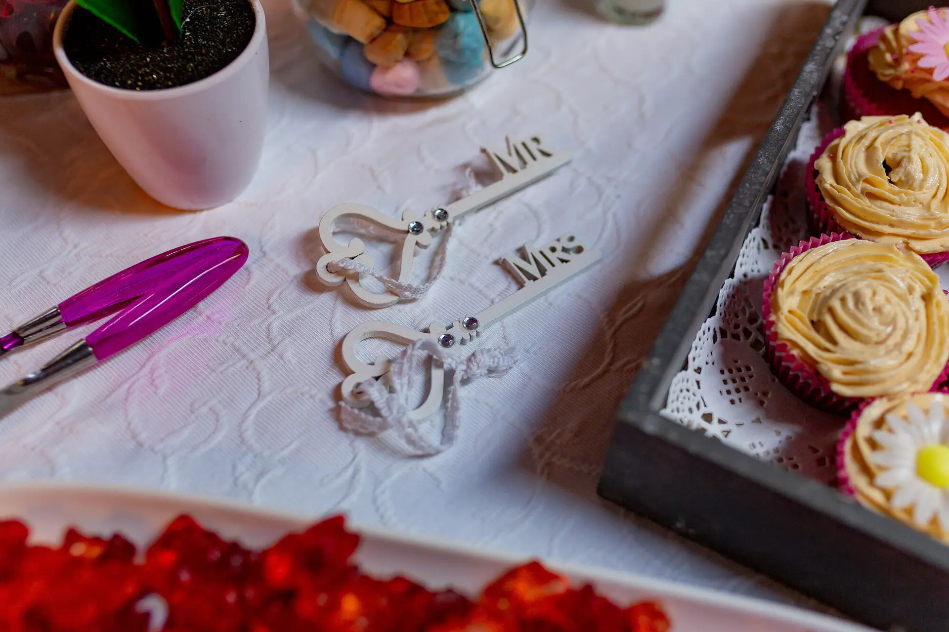 Mr und Mrs Tischdekoration mit Cupcakes auf der Hochzeitsfeier