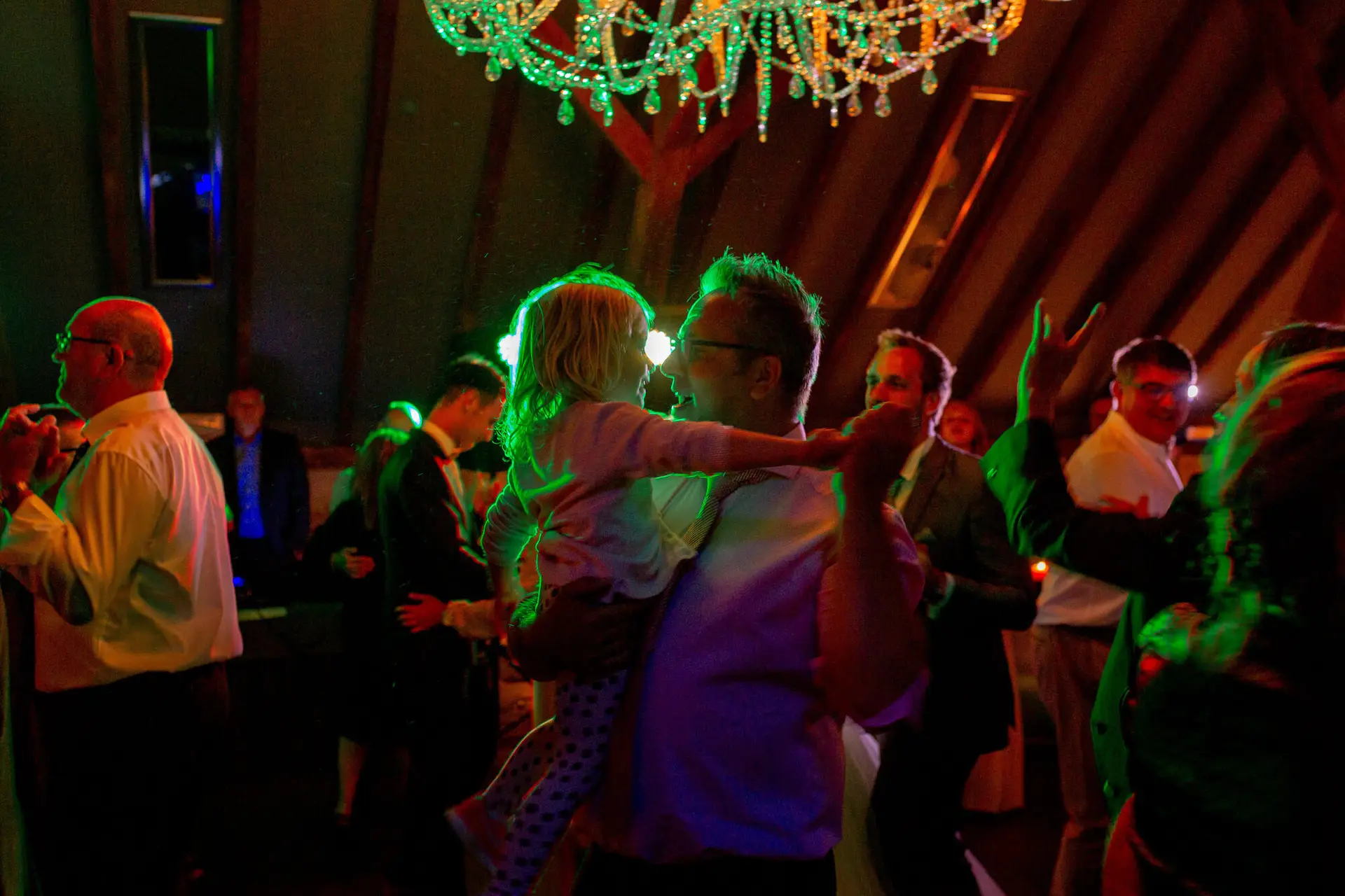 Ausgelassene Partystimmung unter grünem Licht auf der Hochzeitsfeier im Hofgut Hohenstein