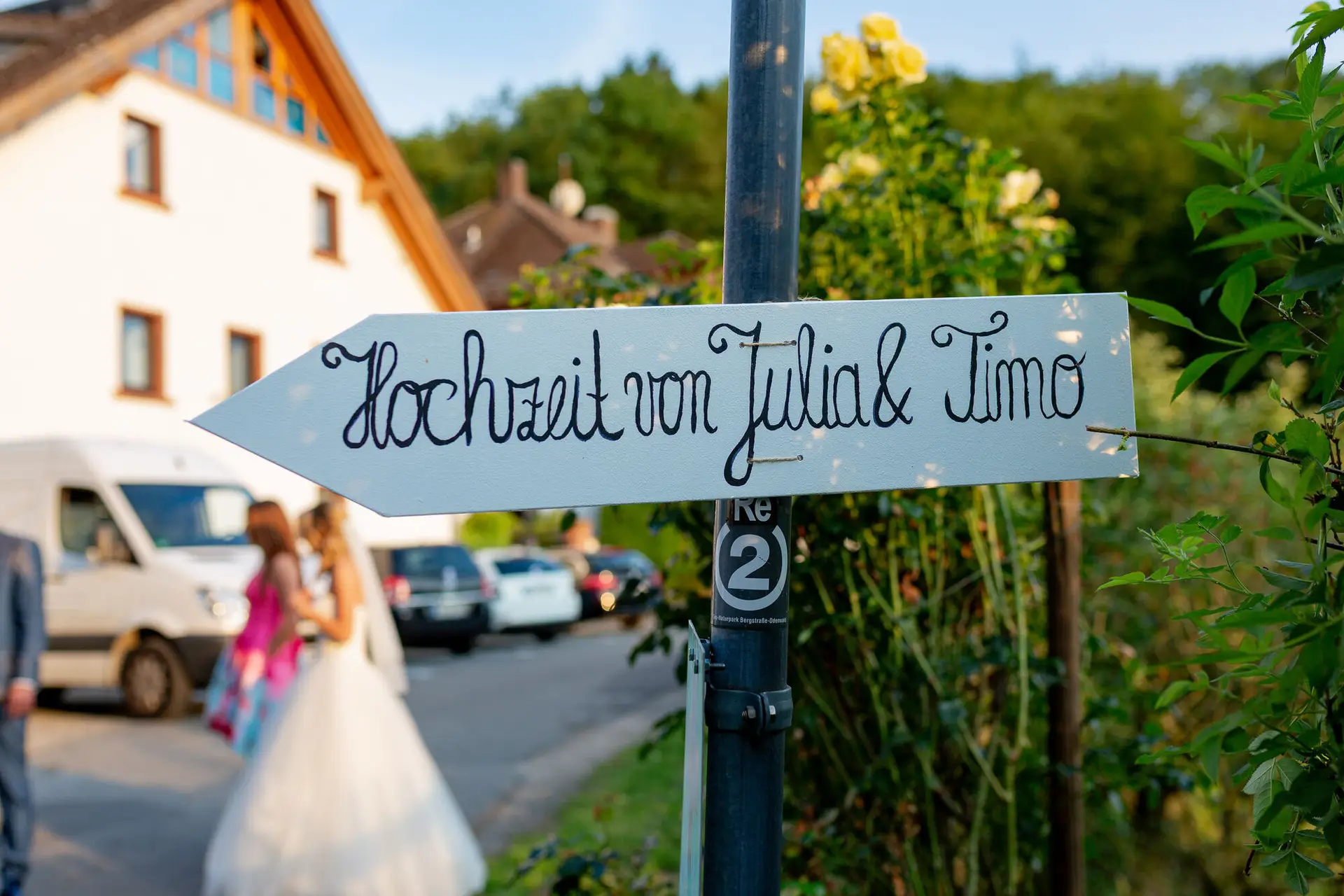 Wegweiser-Schild Hochzeit von Julia und Timo am Hofgut Hohenstein
