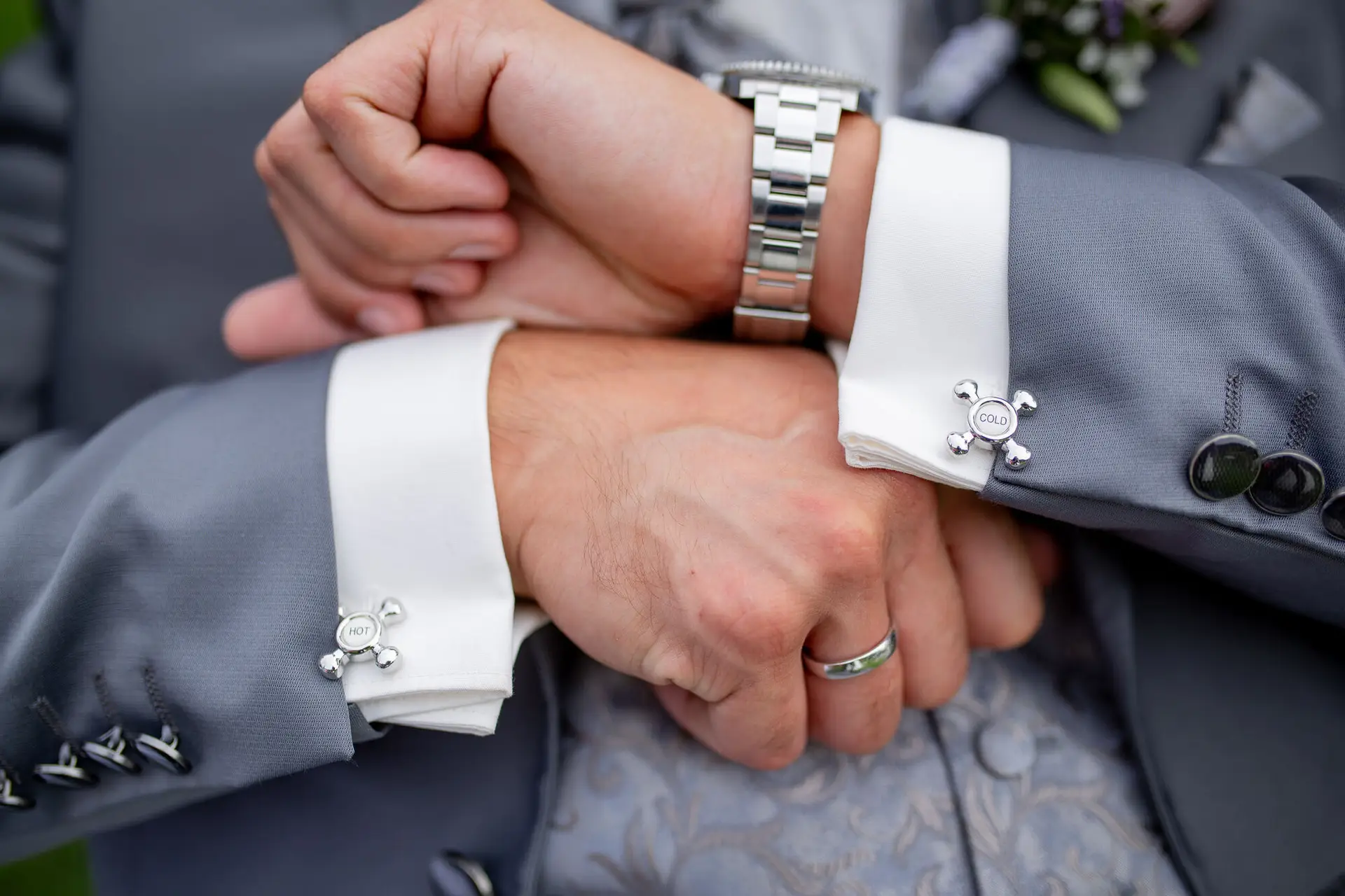 Detailaufnahme der Manschettenknöpfe des Bräutigams