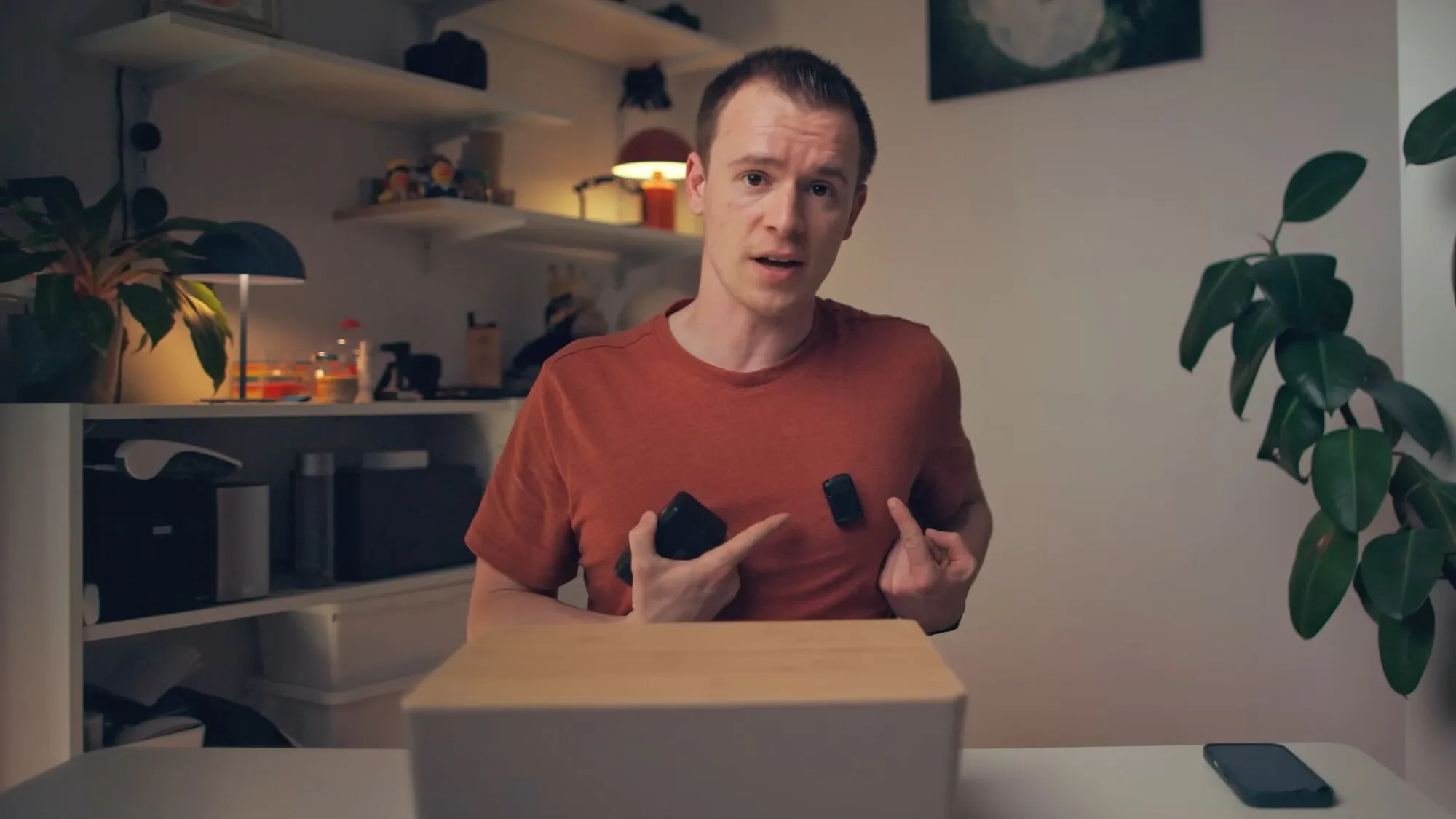 kleines_kabelloses_mikrofon_in_der_hand