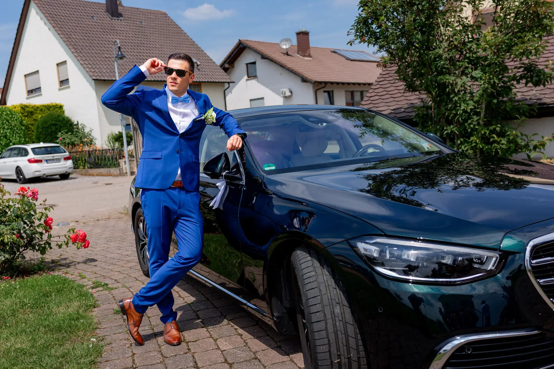 Liane Kevin Schlosspavillon Braeutigam Sonnenbrille Hochzeitsauto.BA 8TkdJ Bräutigam Kevin posiert lässig mit Sonnenbrille am Hochzeitsauto nach der Trauung