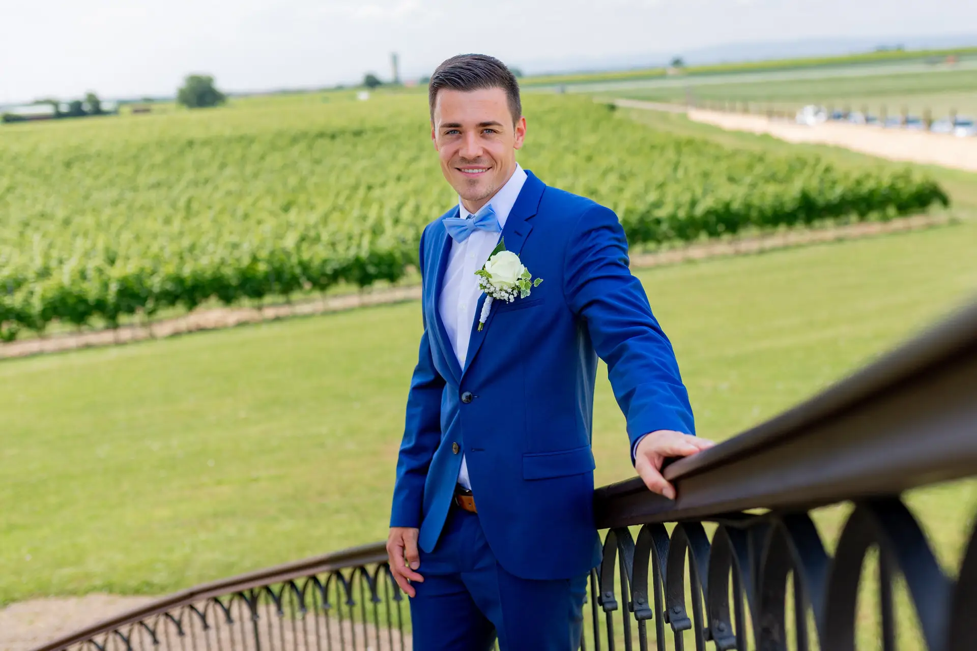 Bräutigam Kevin wartet vor dem Schlosspavillon Kleinniedesheim auf den Beginn der Trauung