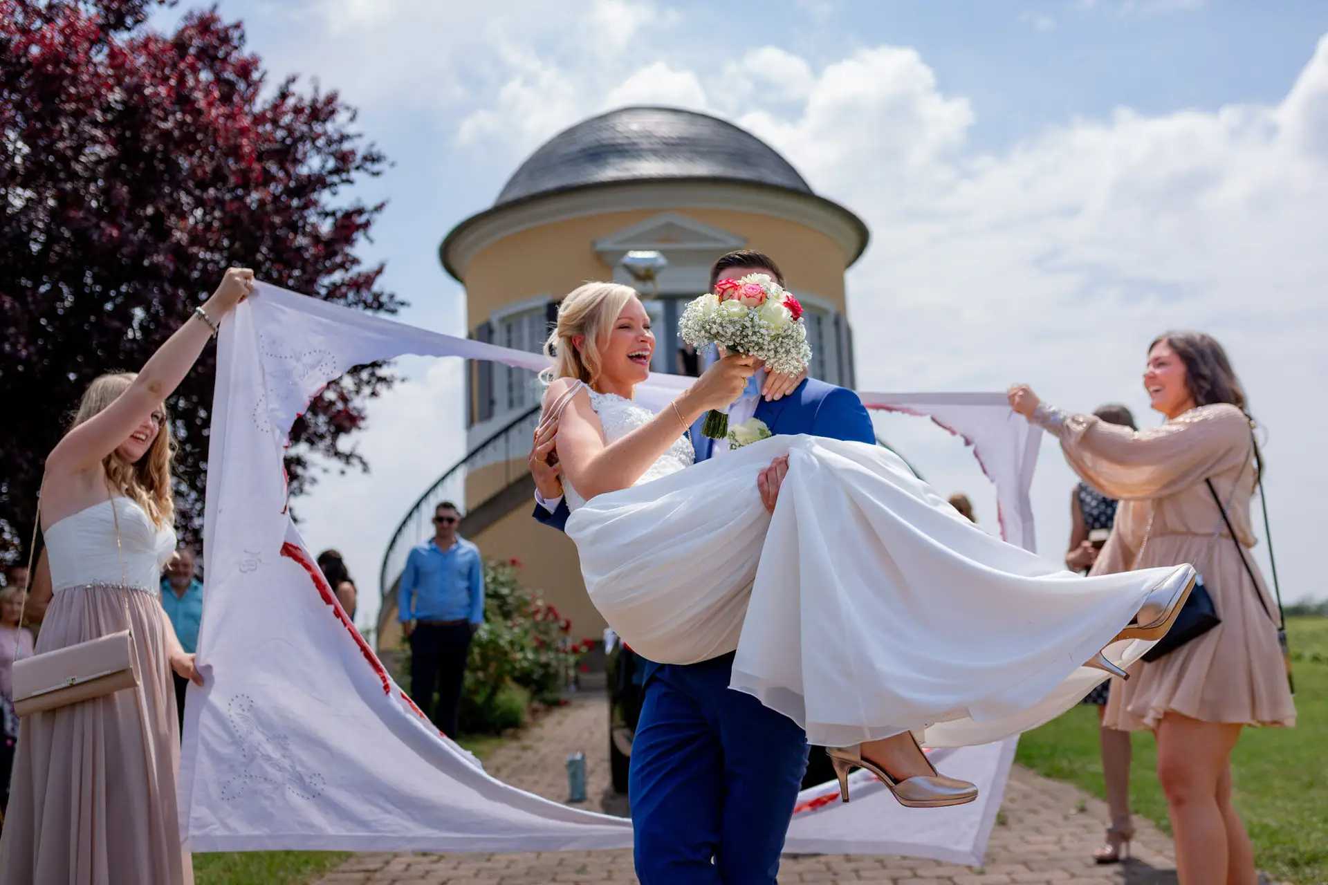 Kevin trägt Liane durch das ausgeschnittene Herz – Hochzeitsspiel am Schlosspavillon
