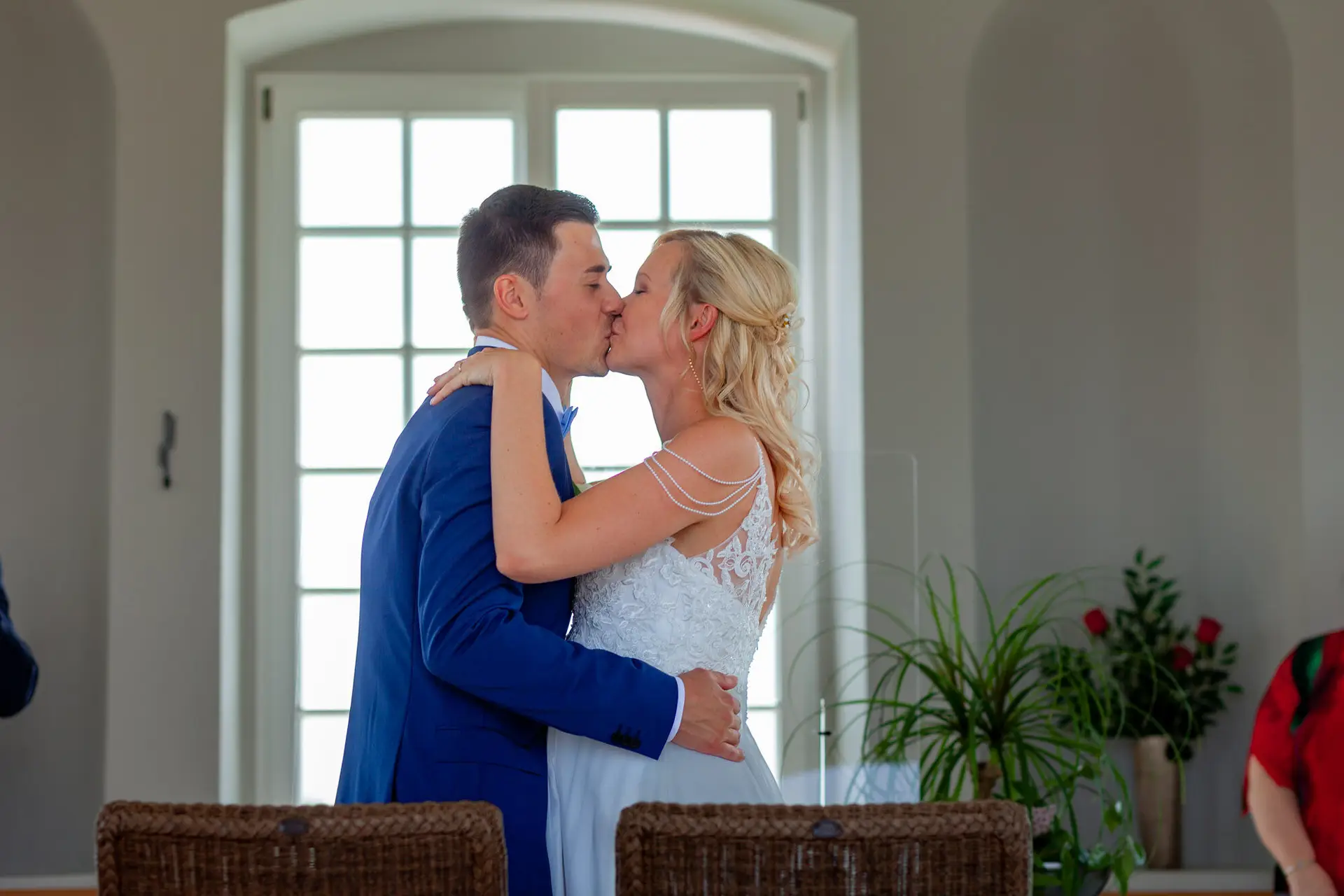 Erstes Küssen als Ehepaar – Liane und Kevin nach der Trauung im Schlosspavillon Kleinniedesheim