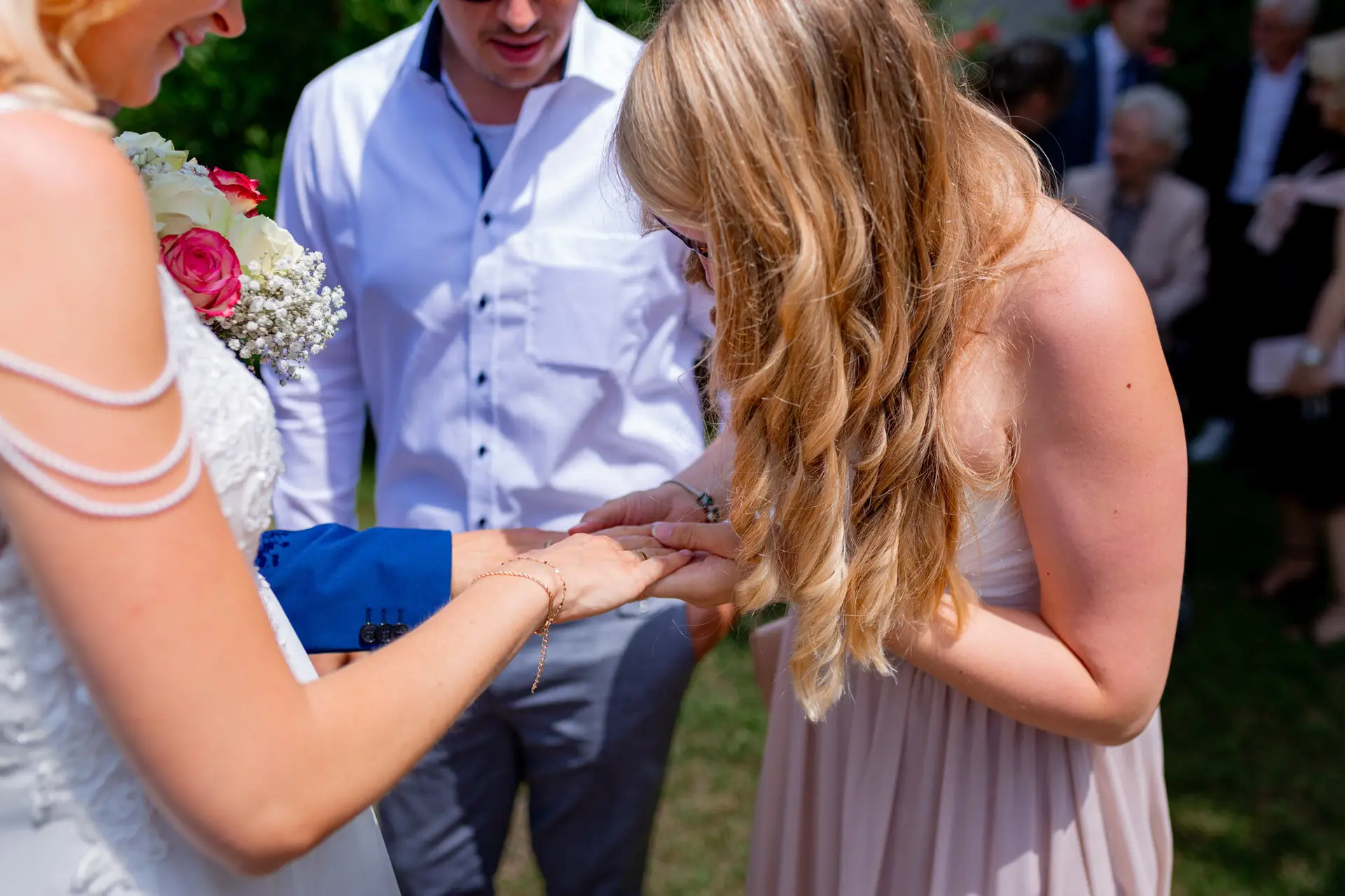 Gästin bewundert Lianes Ehering nach der Trauung am Schlosspavillon