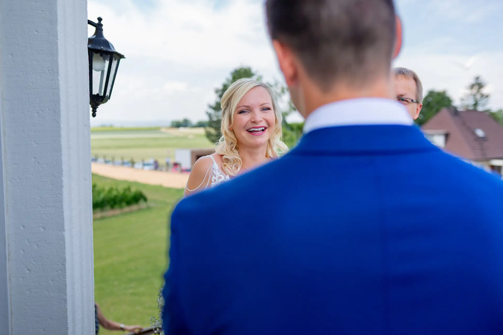 Brautpaar im Garten des Schlosspavillon Kleinniedesheim nach der freien Trauung