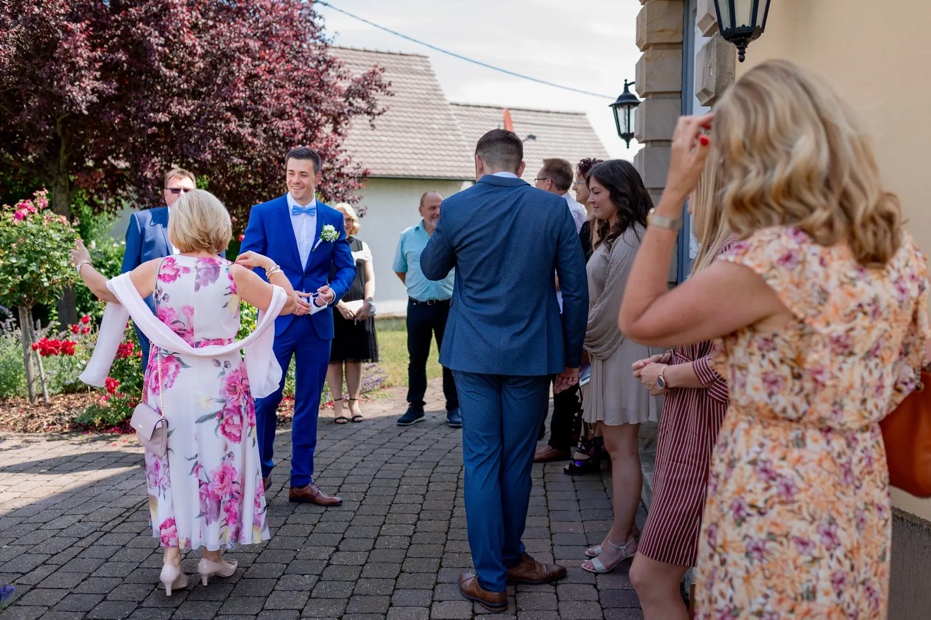 Hochzeitsgesellschaft vor dem Schlosspavillon Kleinniedesheim