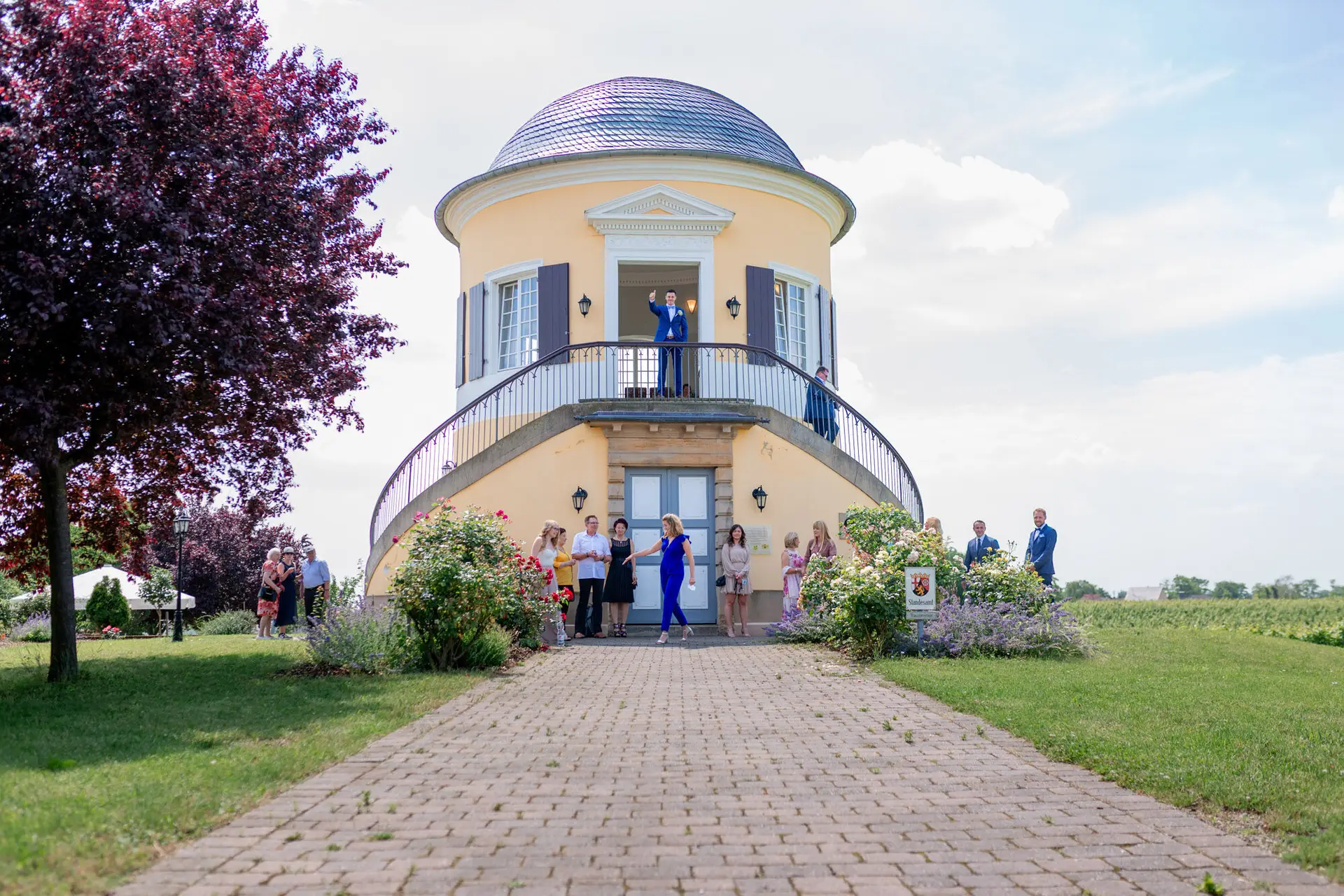 Liane Kevin Schlosspavillon Kleinniedesheim Aussenansicht Hochzeitsgesellschaft.Cq9o IY Außenansicht des Schlosspavillon Kleinniedesheim mit Brautpaar und Hochzeitsgesellschaft