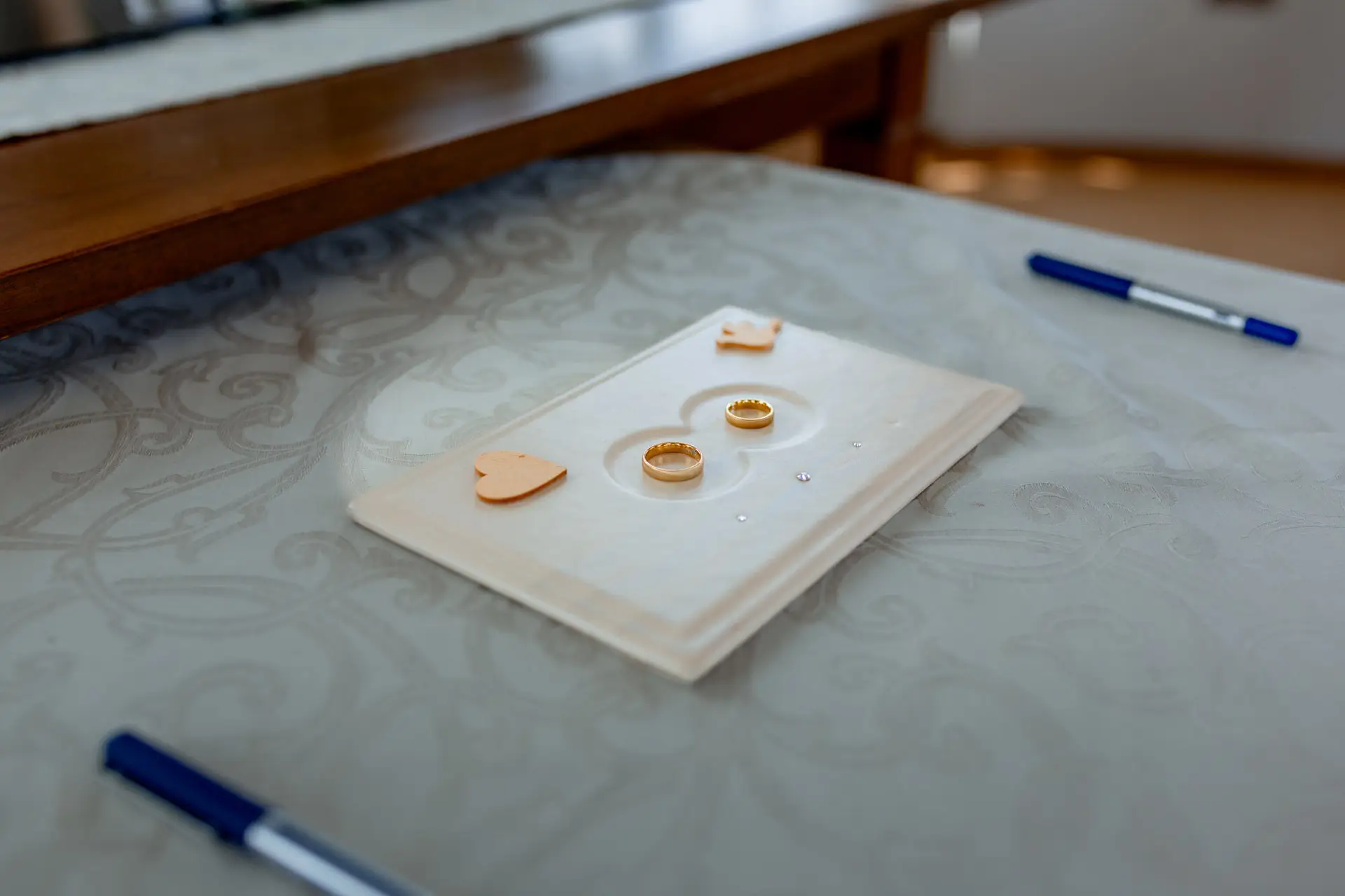 Heiratsurkunde und Ringe auf dem Tisch im Schlosspavillon Kleinniedesheim