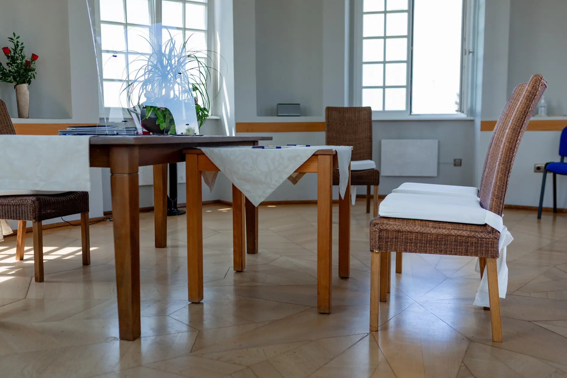 Trausaal im Schlosspavillon Kleinniedesheim, elegante Einrichtung für die Zeremonie