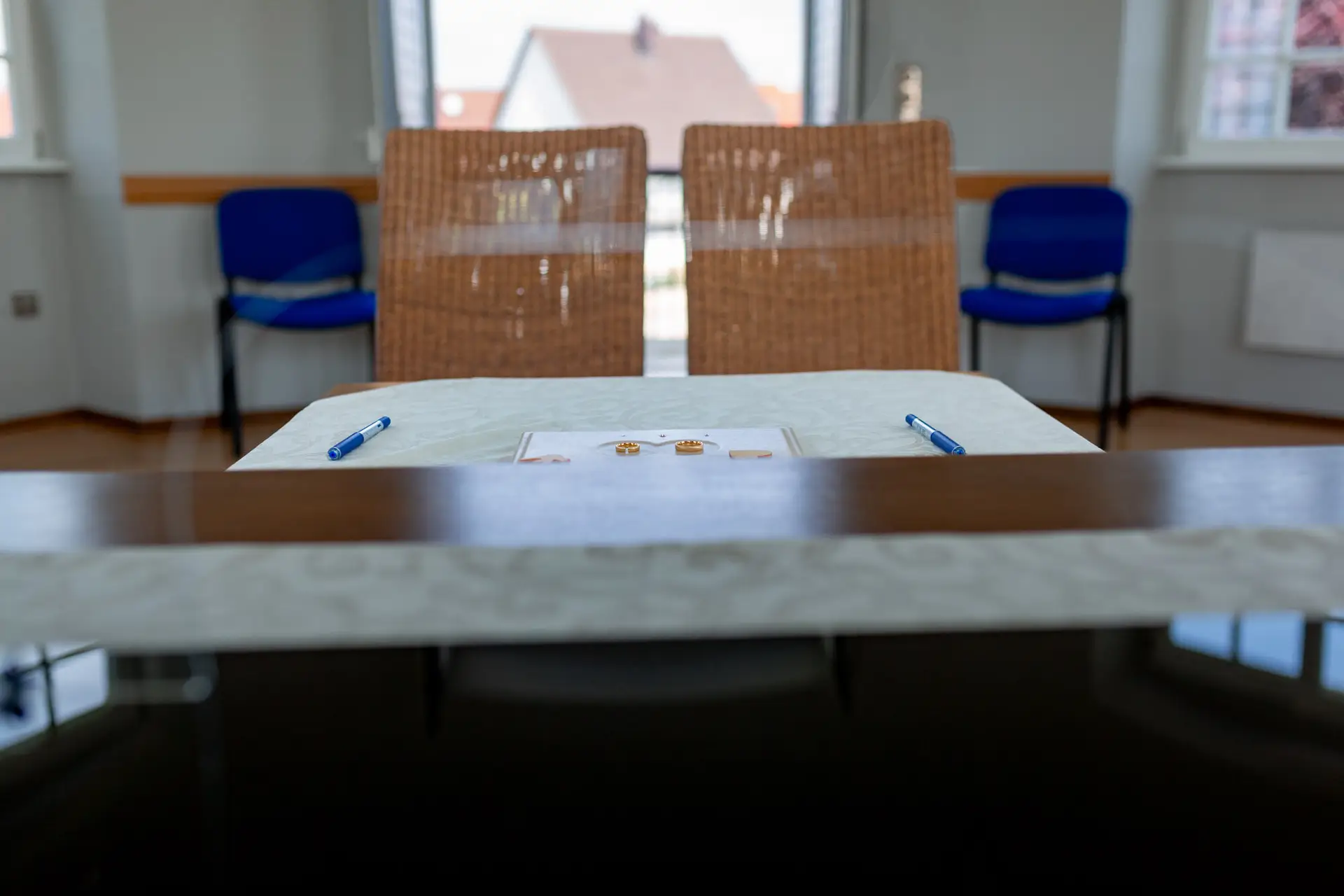 Trautisch im Schlosspavillon Kleinniedesheim mit Stühlen und Urkunde