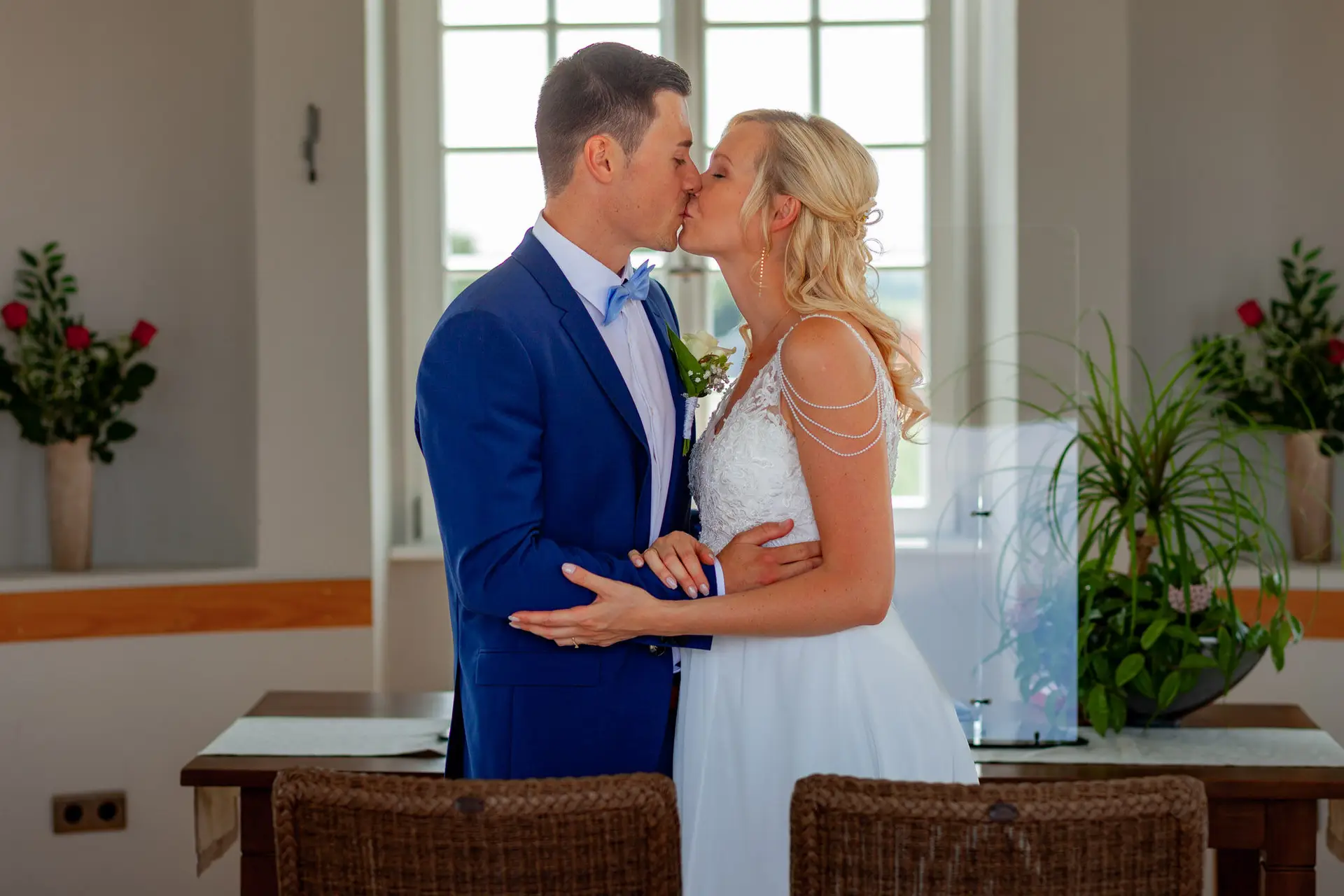 Brautpaar Liane und Kevin küssen sich nach dem Ringtausch im Schlosspavillon