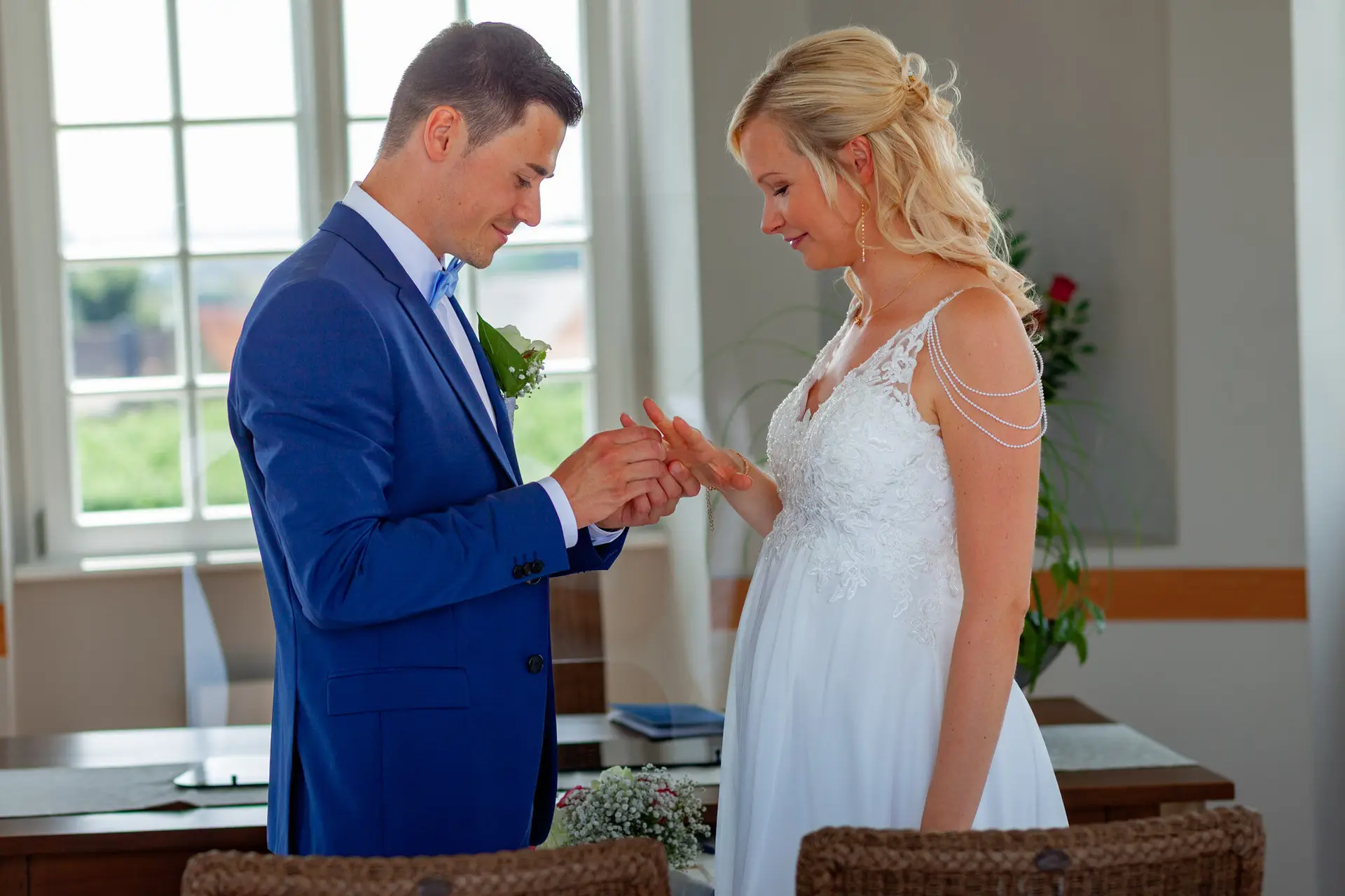 Ringtausch von Liane und Kevin bei der freien Trauung im Schlosspavillon Kleinniedesheim