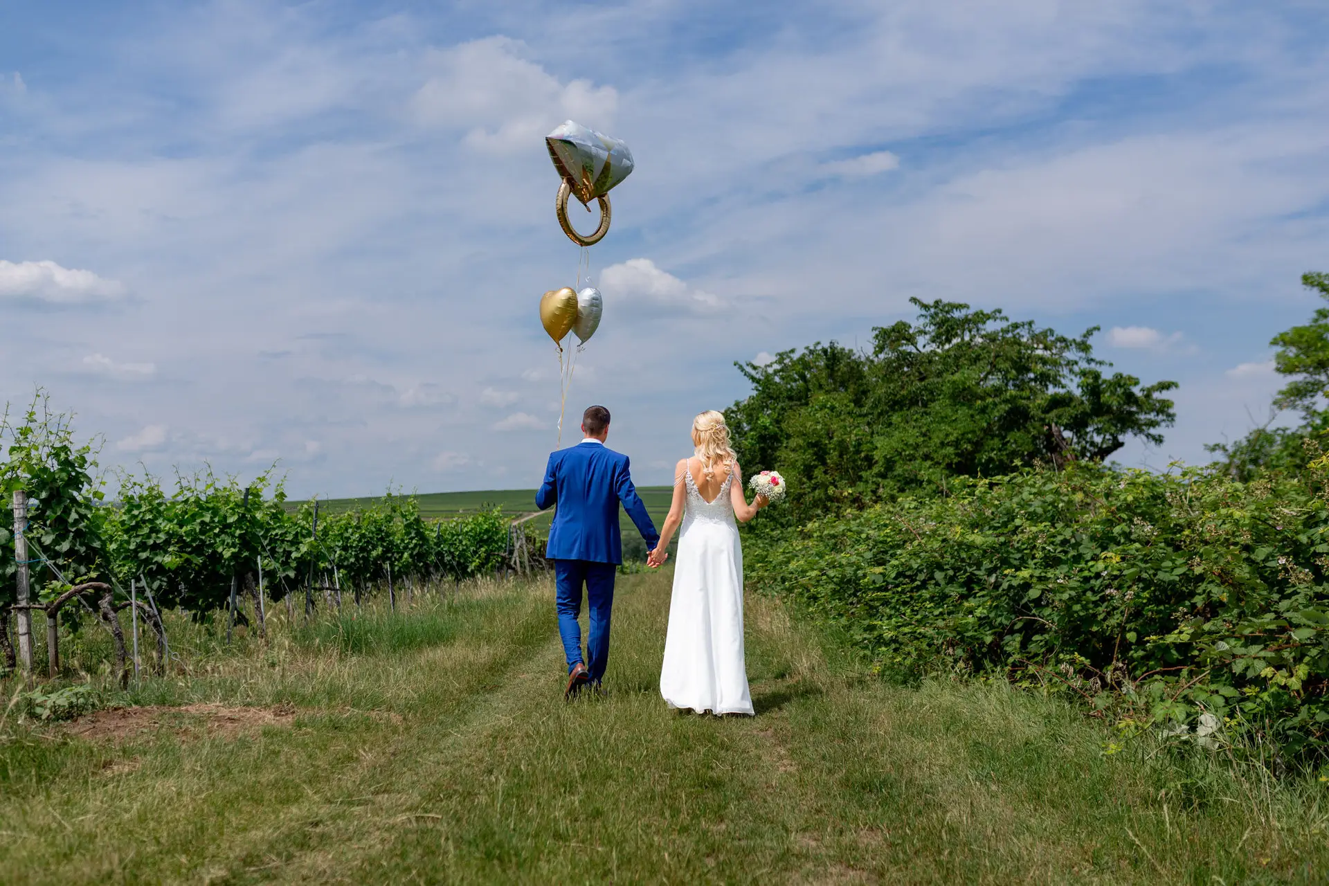 Liane und Kevin im Weinberg – Kevin berührt zärtlich Lianes Babybauch