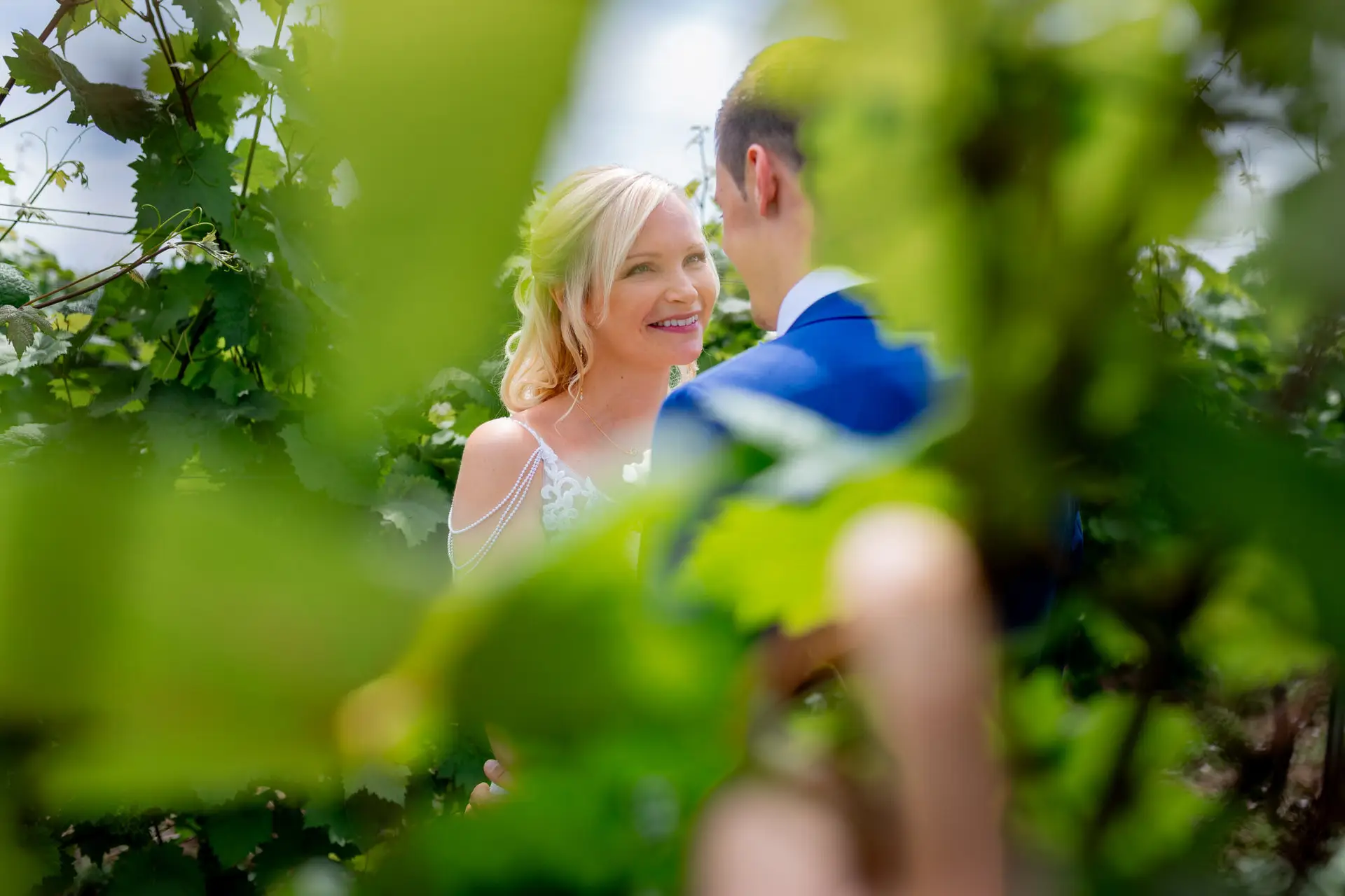 Brautpaar Liane und Kevin im Weinberg bei Bad Dürkheim – Brautpaarshooting nach der Trauung