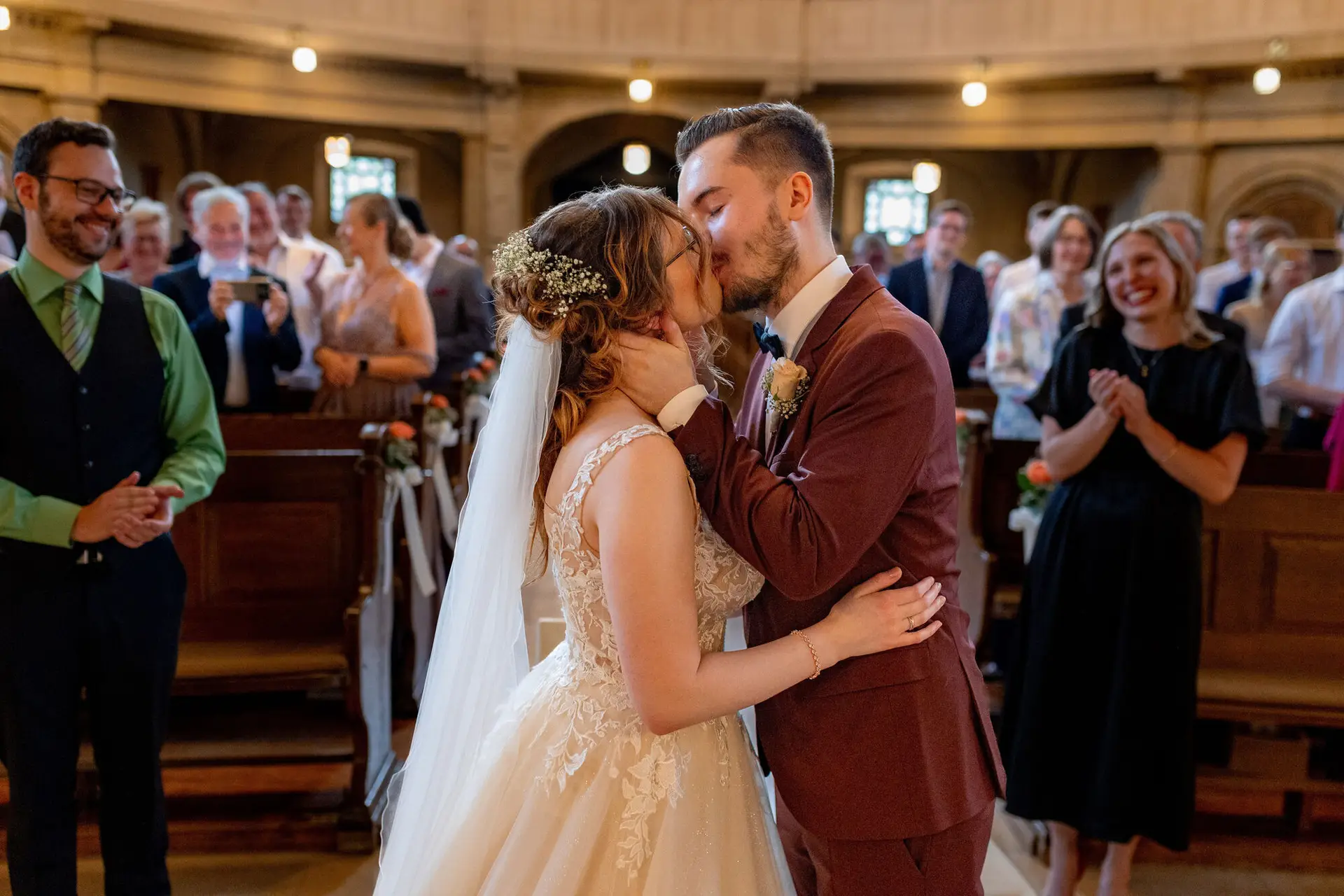 Erster Kuss als Ehepaar in der Christuskirche Mannheim, Gäste klatschen im Kirchenschiff