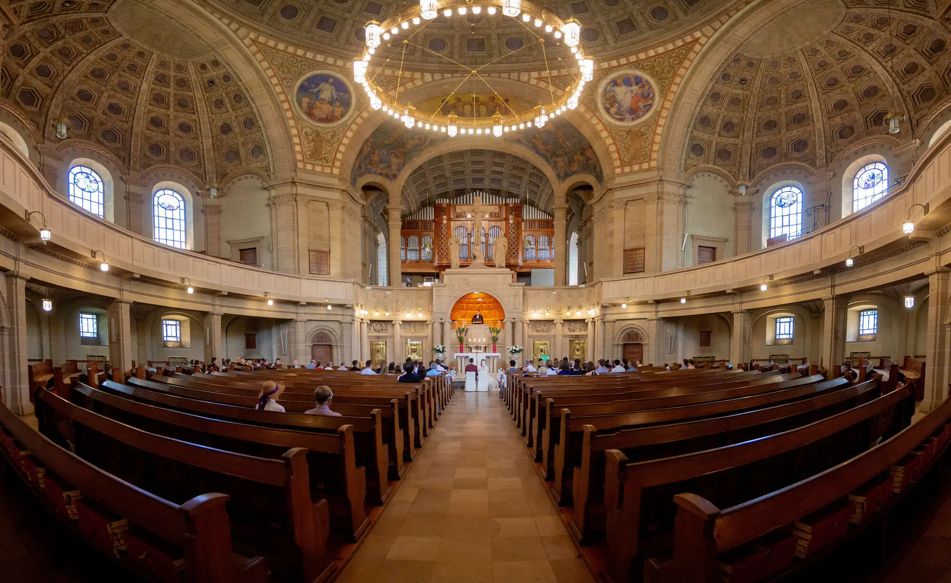 Panoramablick über das prächtige Innere der Christuskirche Mannheim mit Hochzeitsgästen bei der Trauung