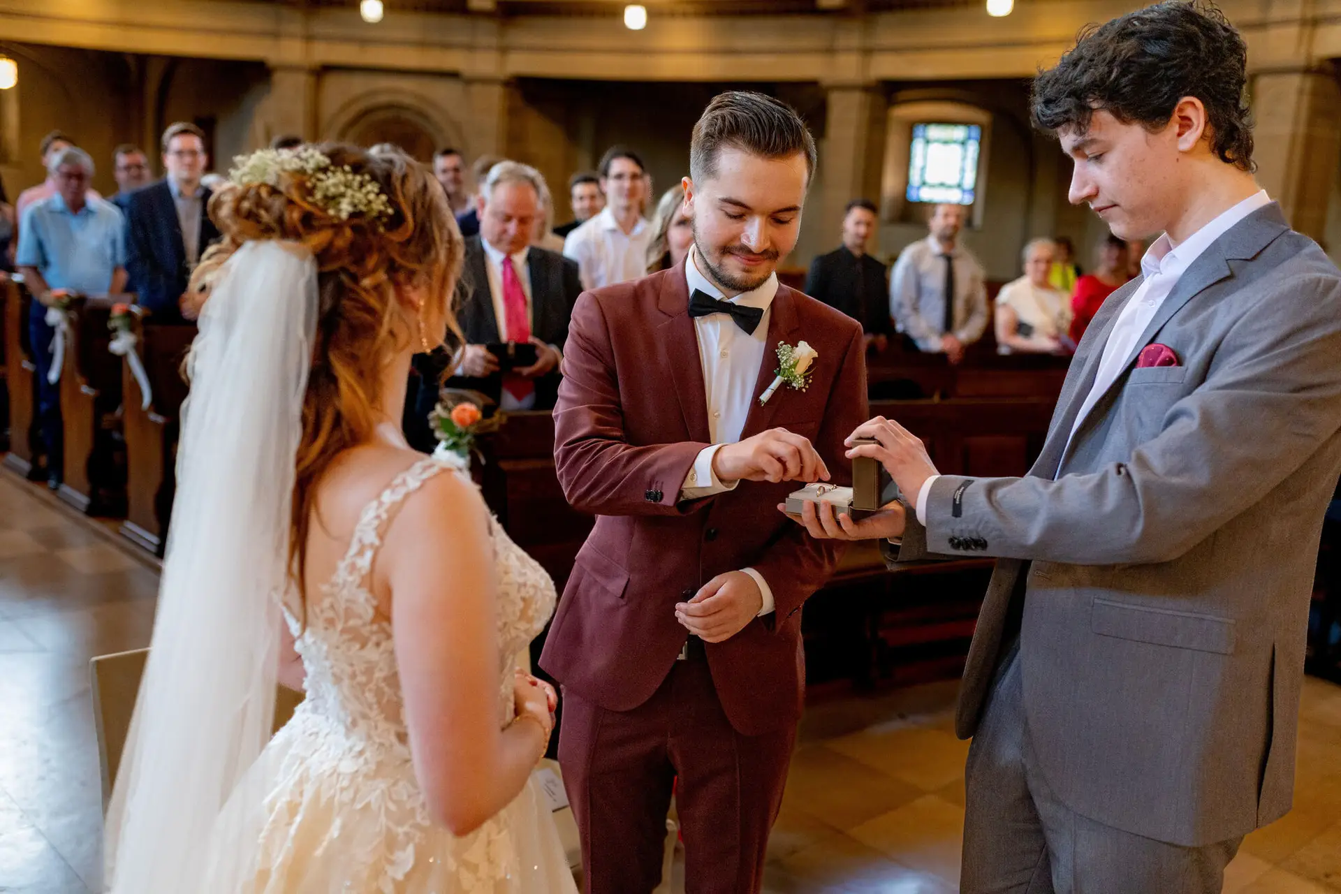 Ringübergabe in der Christuskirche Mannheim – Trauzeuge hält das Ringkästchen, Bräutigam nimmt den Ring