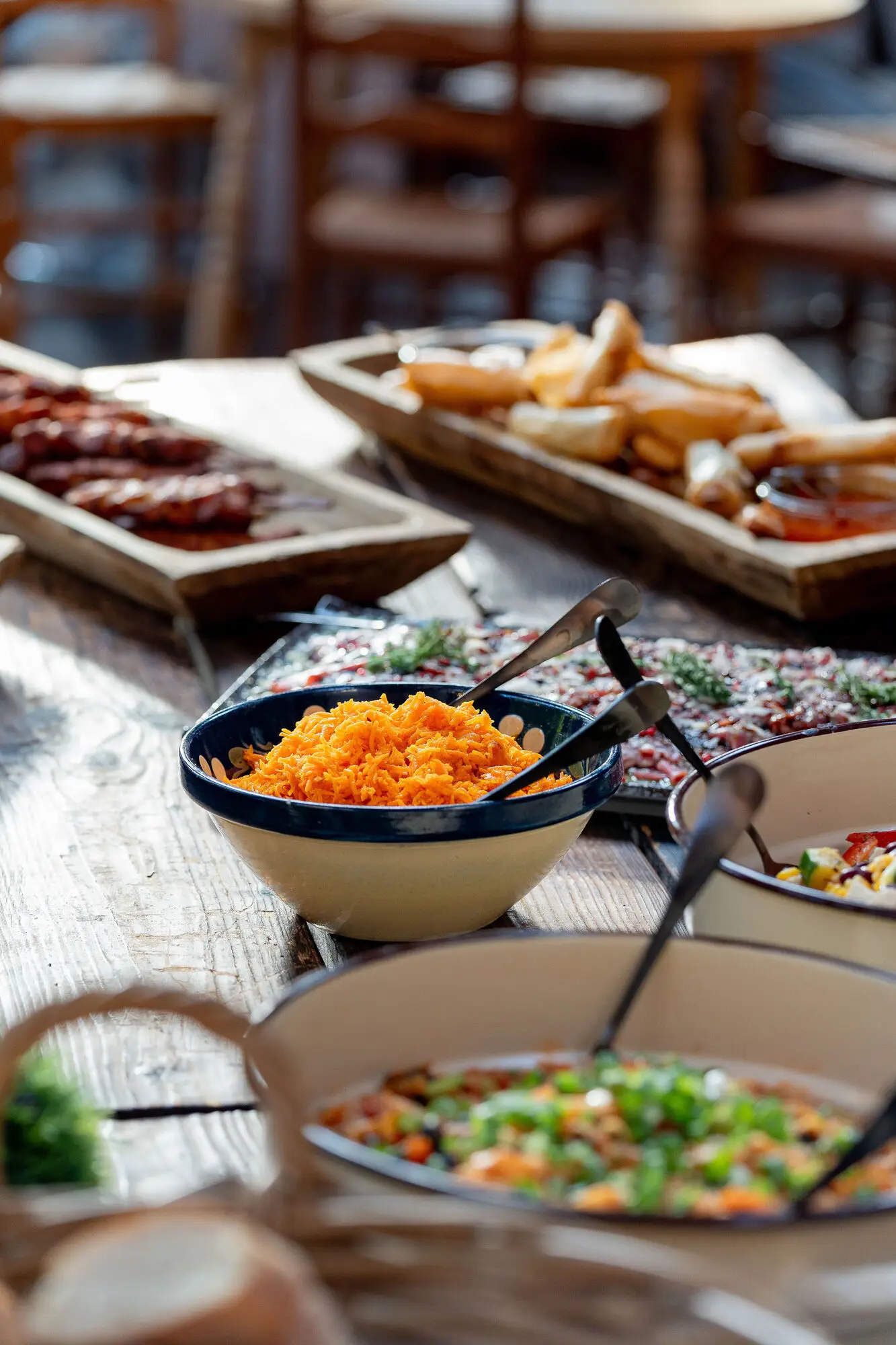 Bräutigam liest konzentriert sein emotionales Eheversprechen vor bei freier Trauung