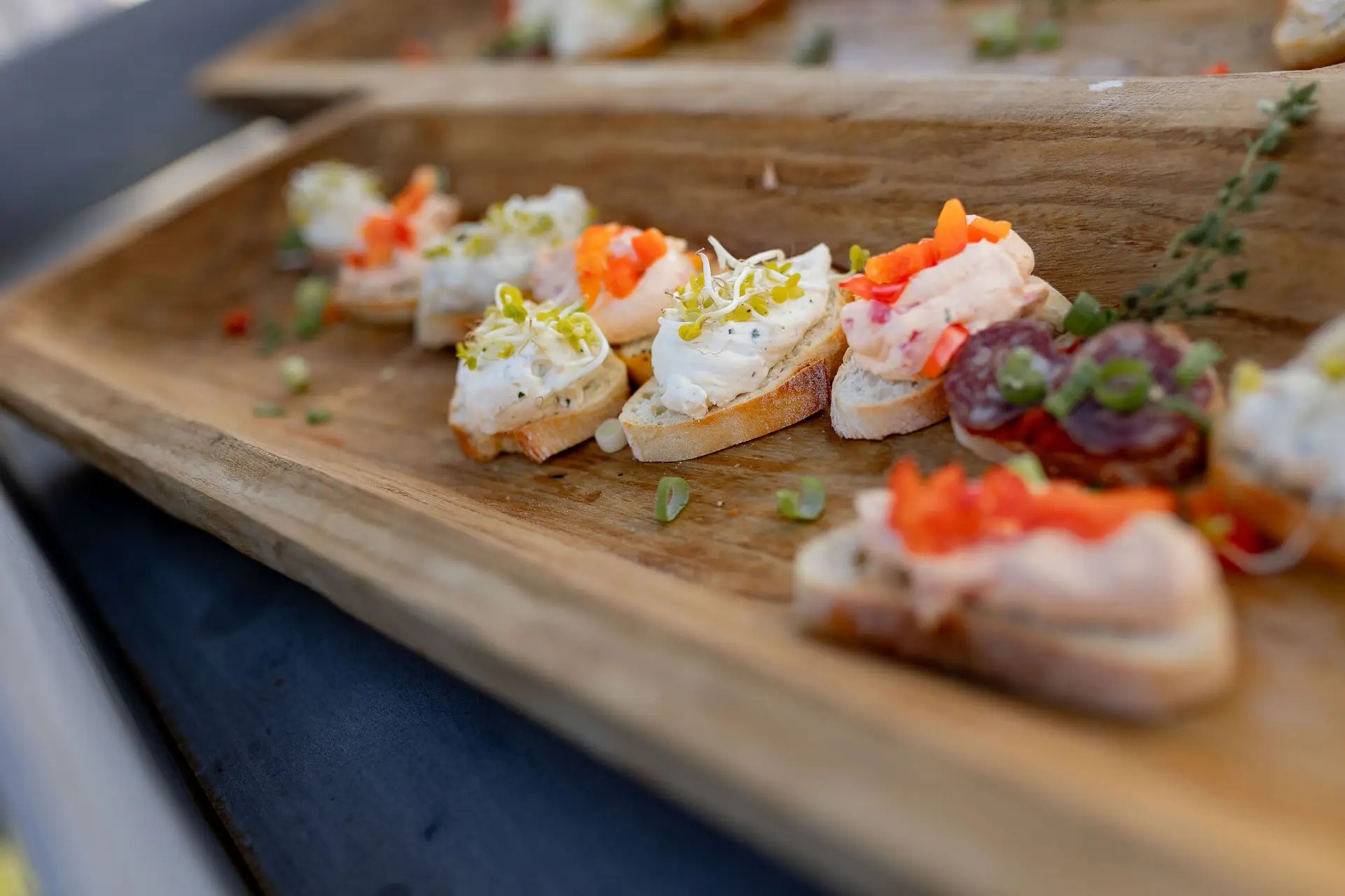 Bunter Brautstrauß mit Sonnenblumen und Wildblumen als Tischdekoration vor Weinbergen