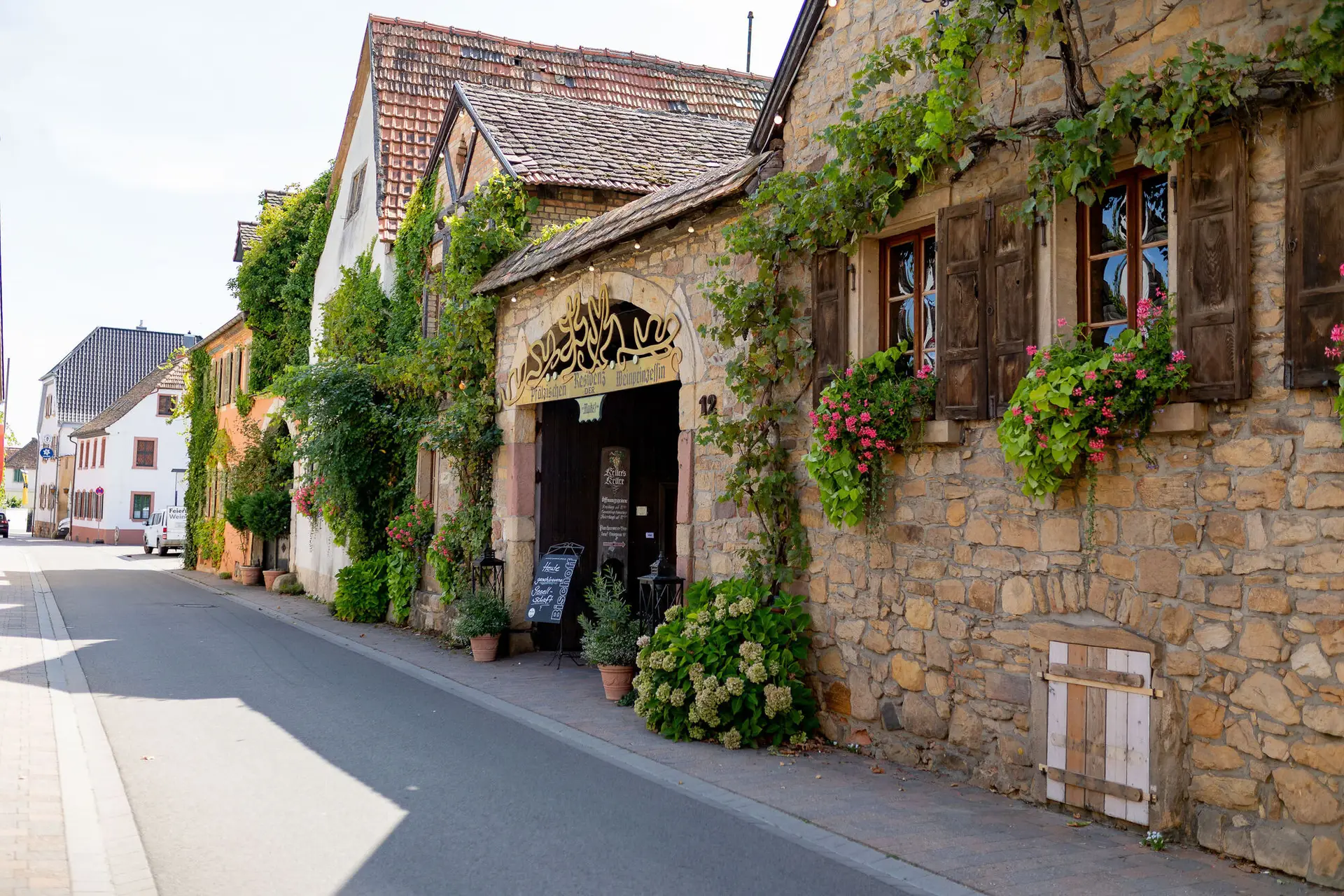 Historische Außenfassade von Kellers Keller Ruppertsberg mit Blumenschmuck und Pflanzen