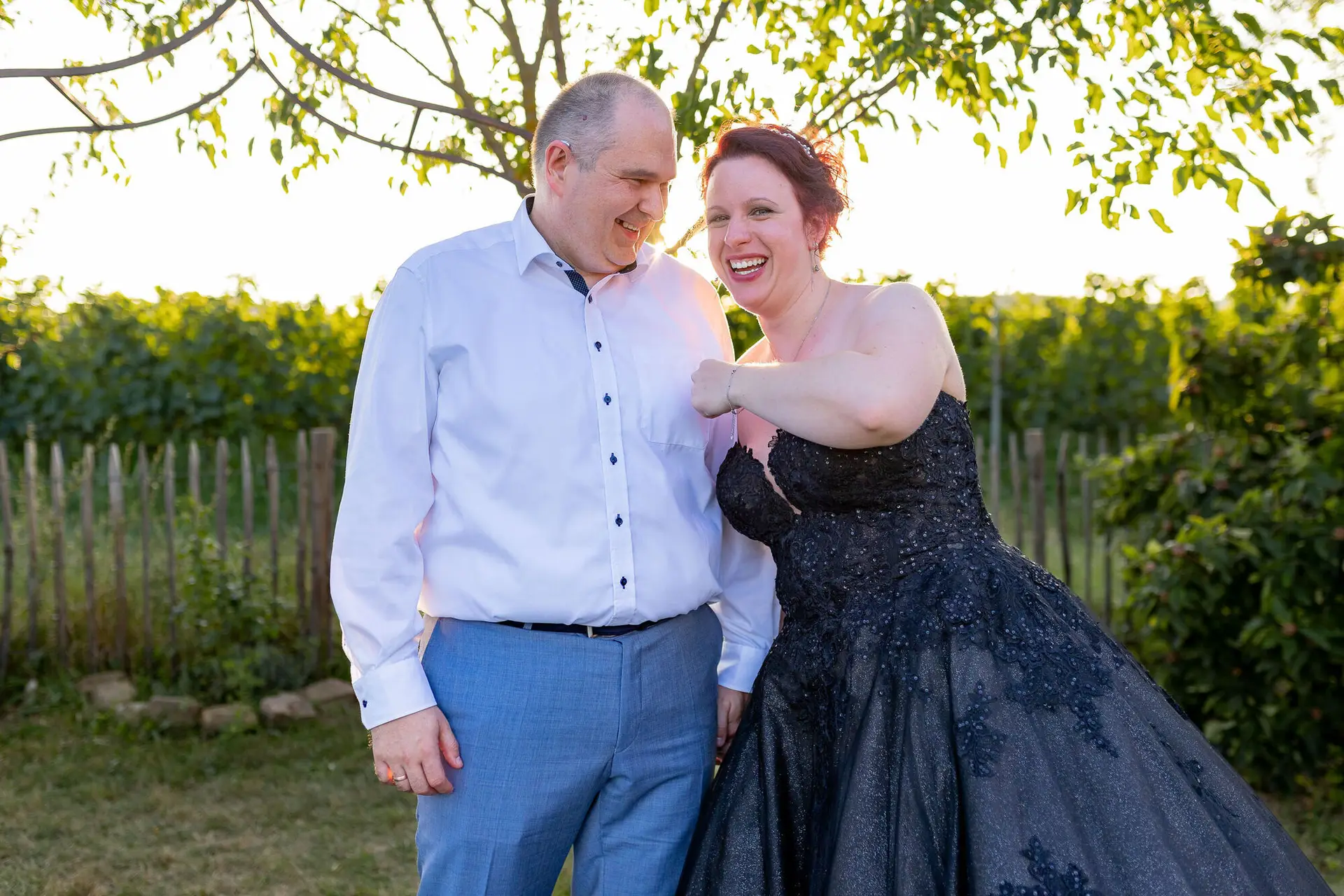 Brautpaar lacht ausgelassen gemeinsam im Garten von Kellers Keller