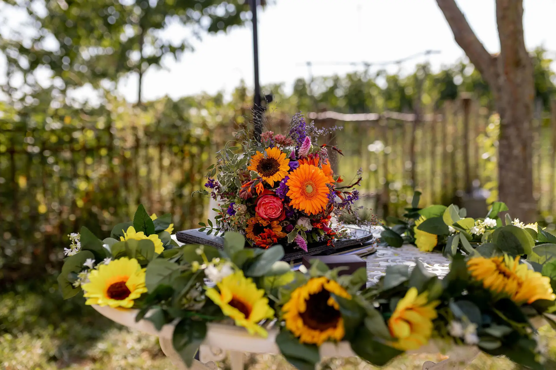 Luftaufnahme vom Hochzeitsgarten bei Kellers Keller mit Sonnenschirmen und Lounge-Bereichen zwischen Weinbergen