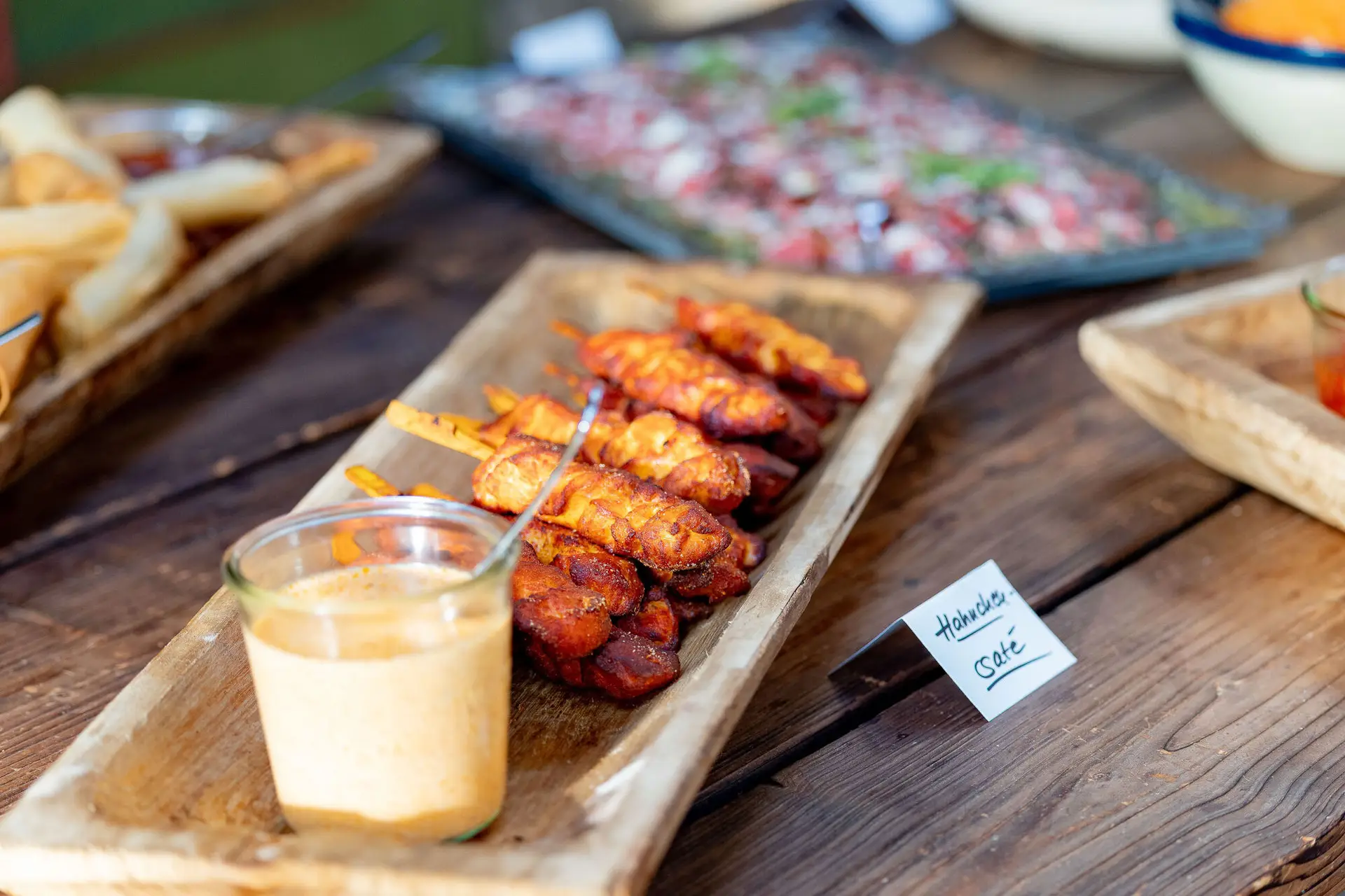 Trauredner filmt mit Smartphone und Mikrofon die Zeremonie im Garten