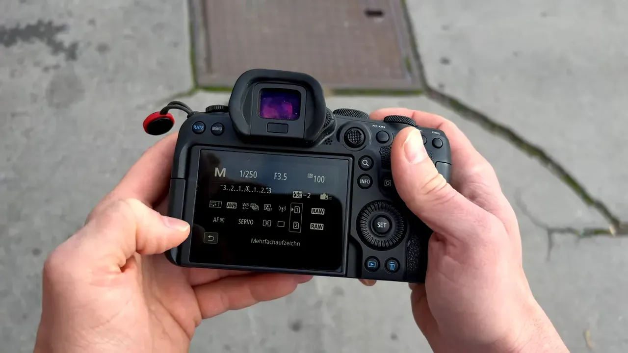 Rückseite einer Kamera mit sichtbarer Display‑Vorschau zur Schärfeprüfung