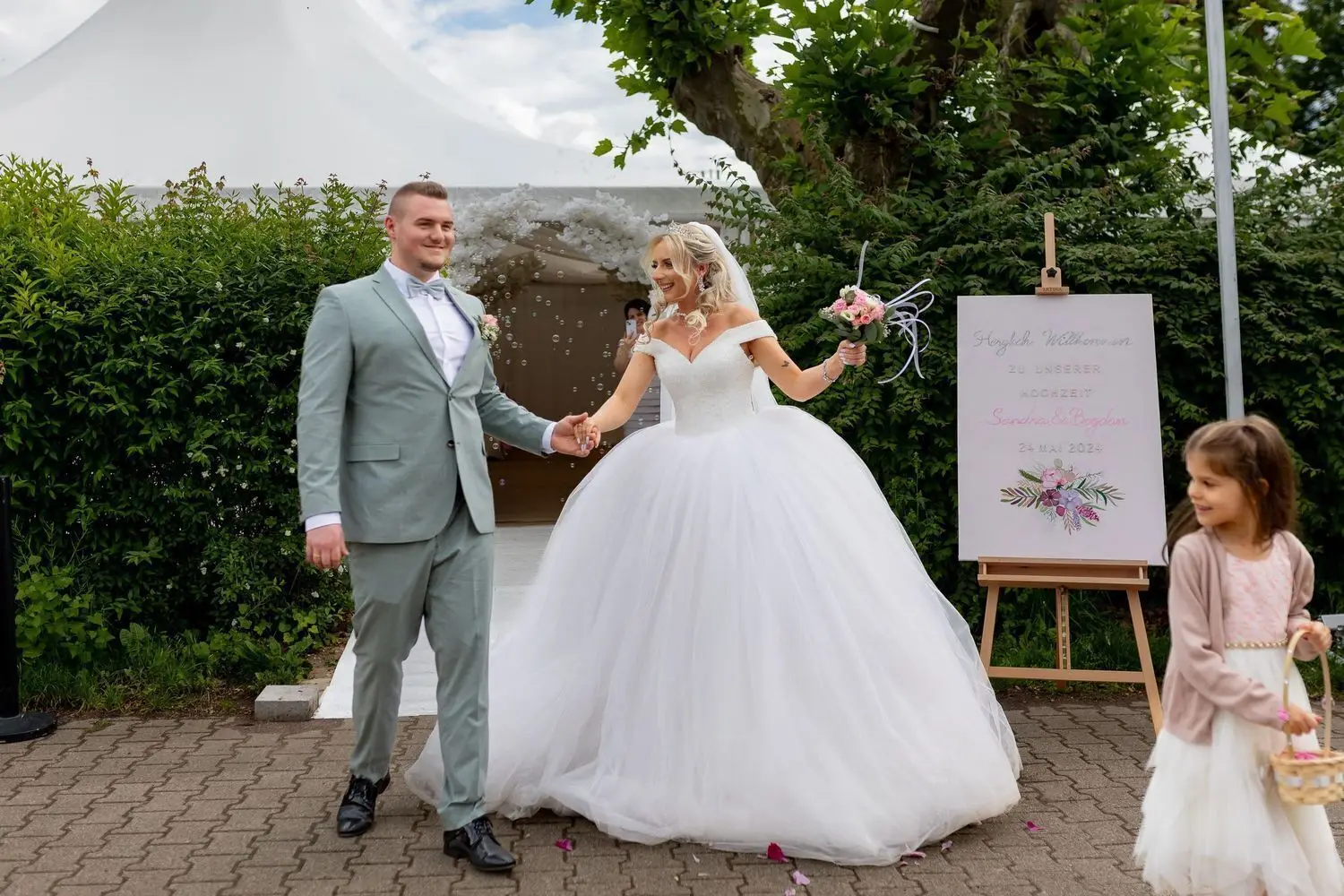 Brautpaar Sandra und Bogdan nach der Trauung, Blumenmädchen an ihrer Seite