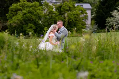 Sandra Bogdan Hermannshof Kuss Sommerwiese Herrenhaus.CCCDr3e3 Hochzeitsreportage Heidelberg & Weinheim – Hochzeitsfotograf