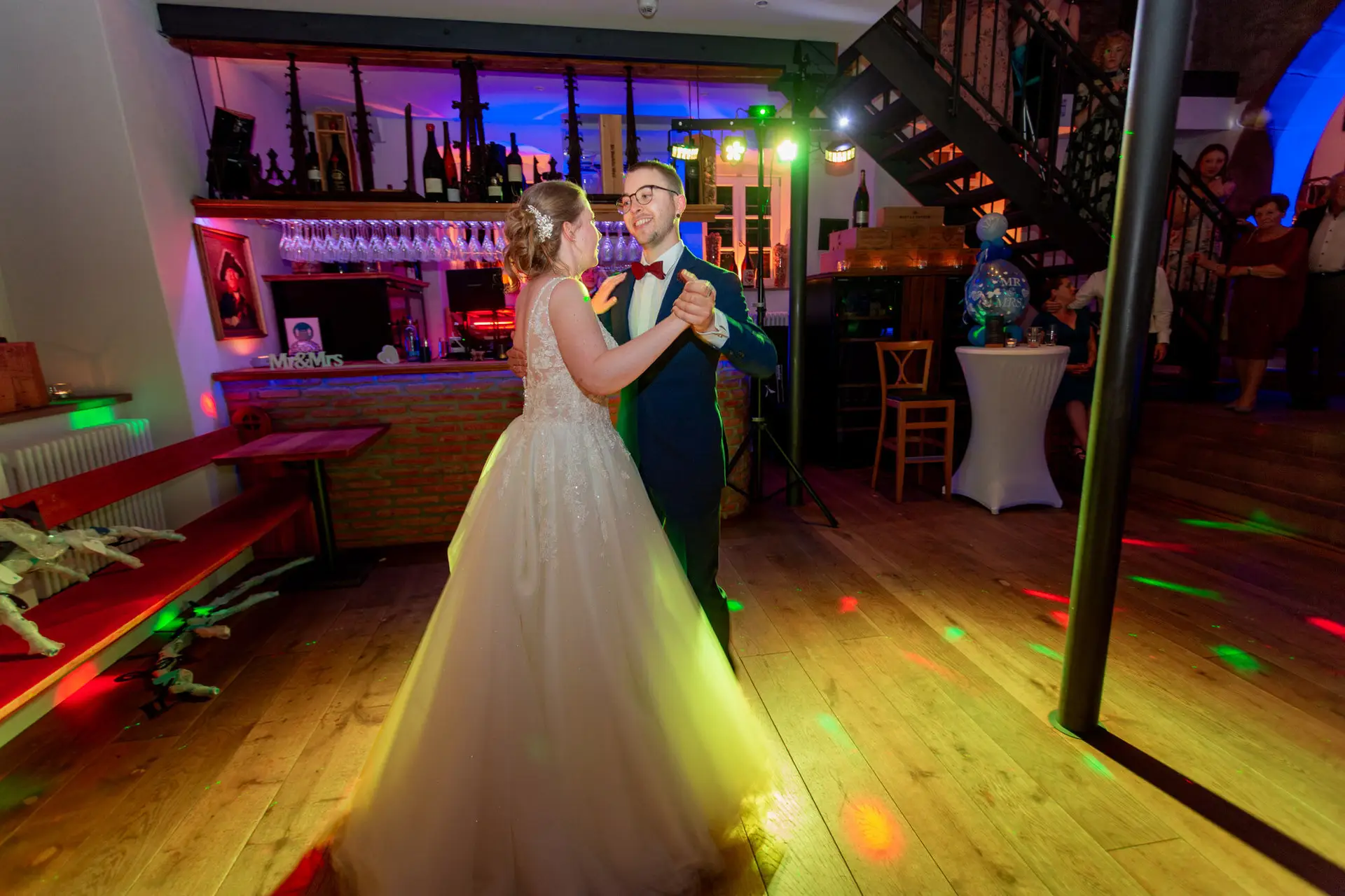 Sandra und Dominic tanzen ihren Hochzeitstanz mit buntem Partylicht in der Ulner Kapelle Weinheim