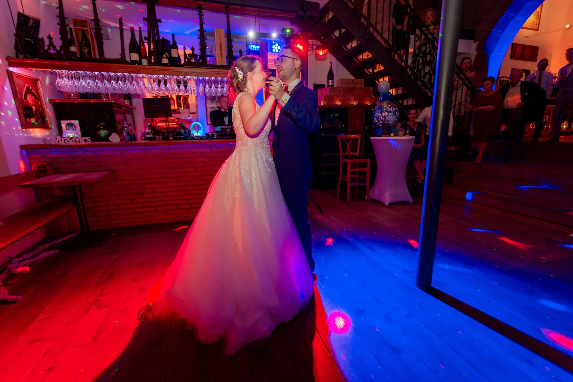 Sandra und Dominic beim Hochzeitstanz mit rotem und blauem Partylicht in der Ulner Kapelle Weinheim