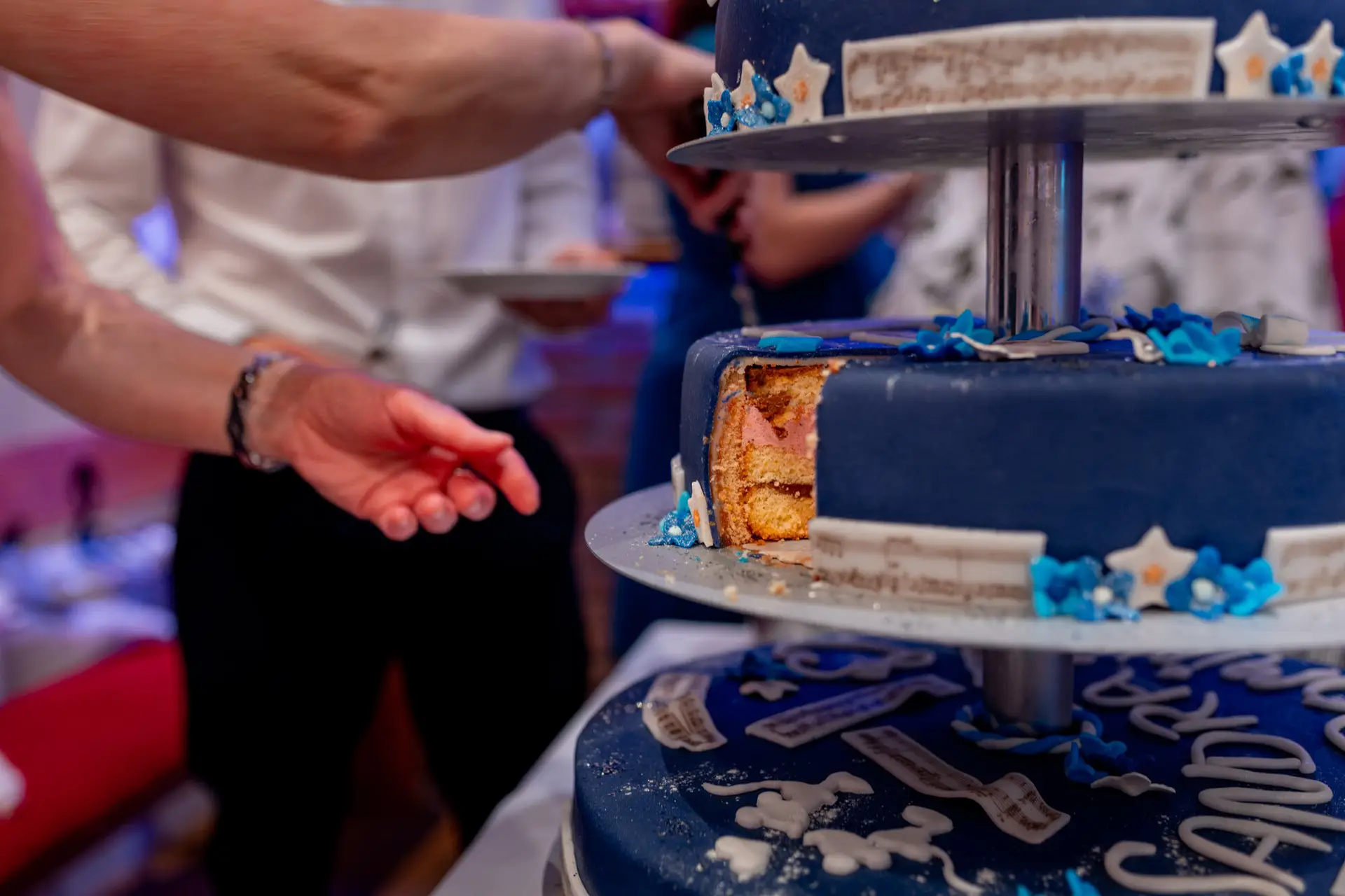 Angeschnittene Hochzeitstorte mit Blick auf die Kuchenschichten bei der Feier von Sandra und Dominic