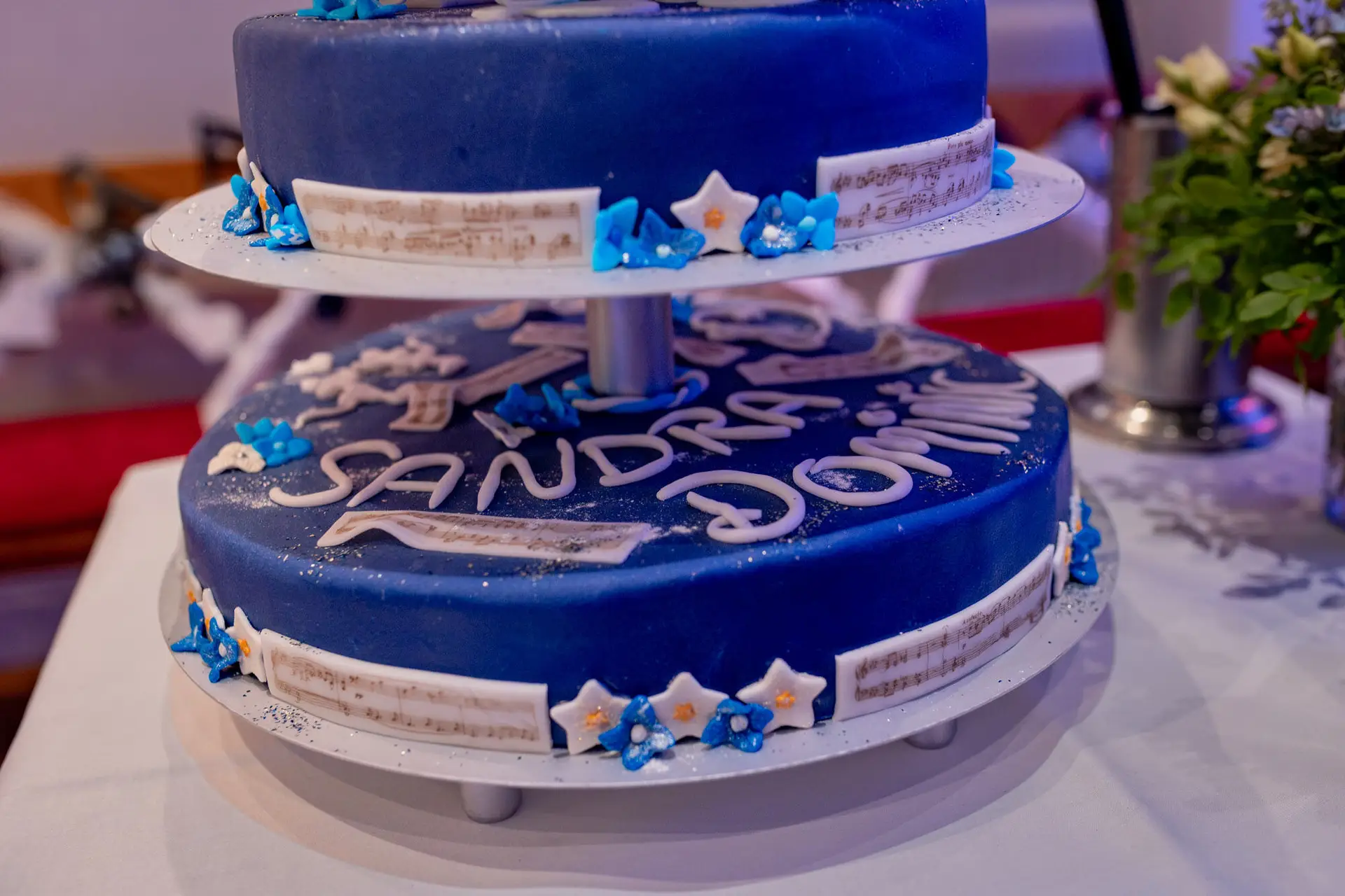 Dreistöckige blaue Hochzeitstorte mit den Namen Sandra und Dominic