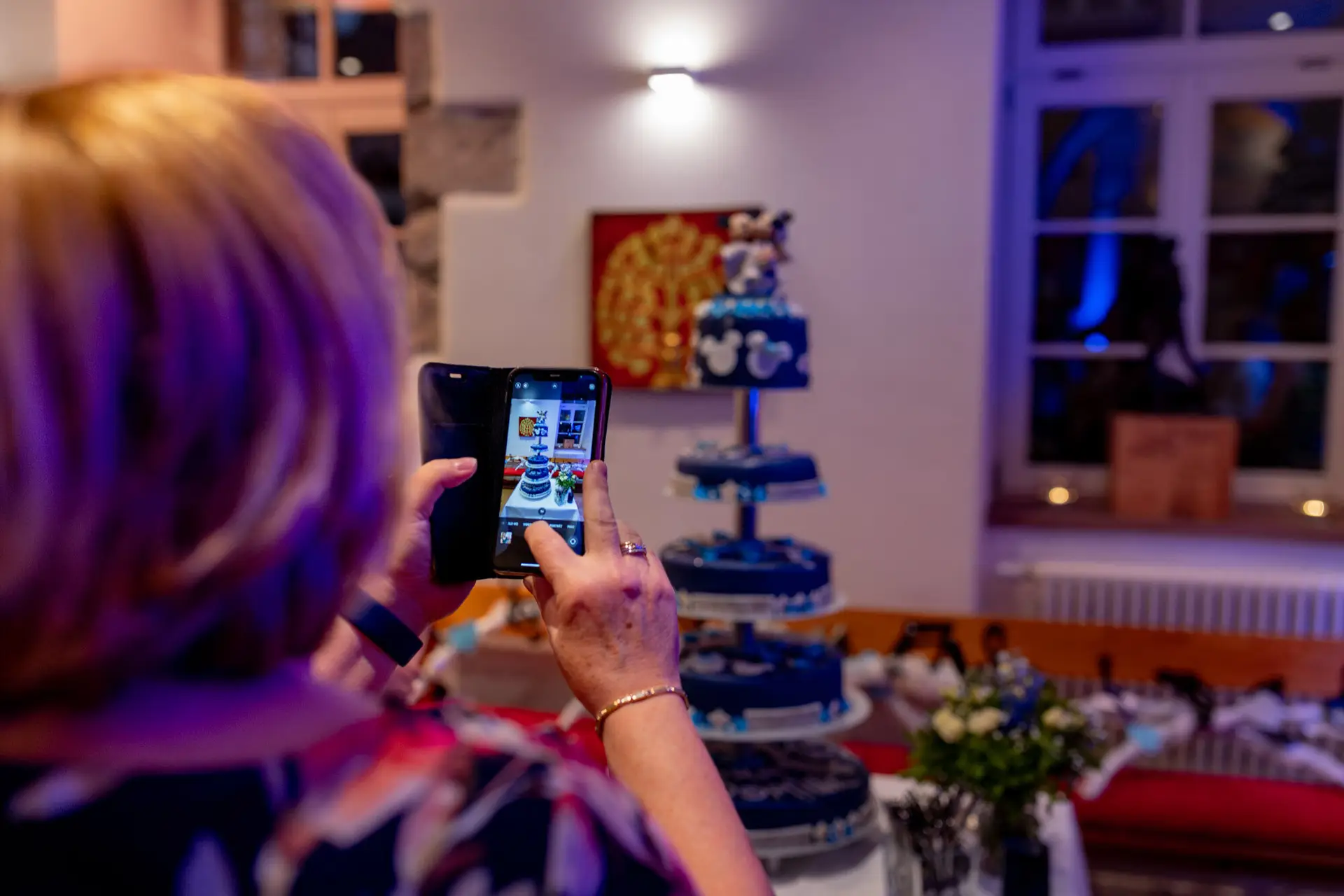 Gast fotografiert die Hochzeitstorte mit dem Handy bei der Feier von Sandra und Dominic